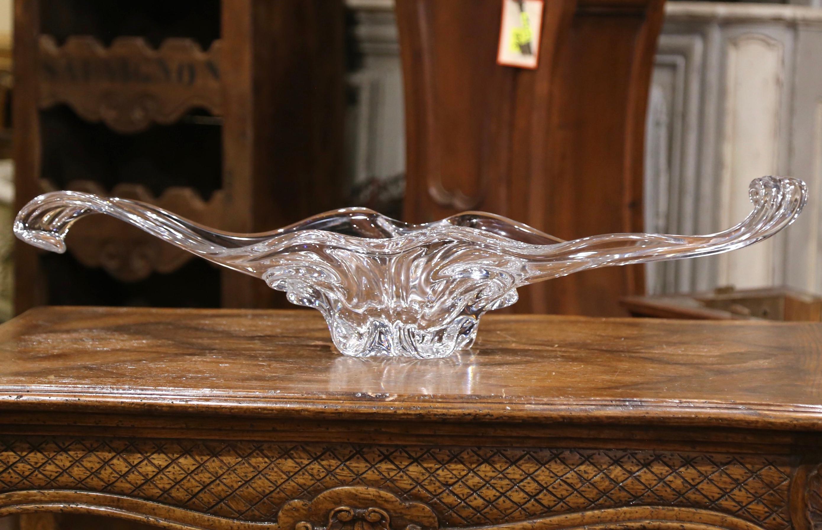 Midcentury French Pulled Feathered Blown Clear Glass Center Vase In Excellent Condition For Sale In Dallas, TX