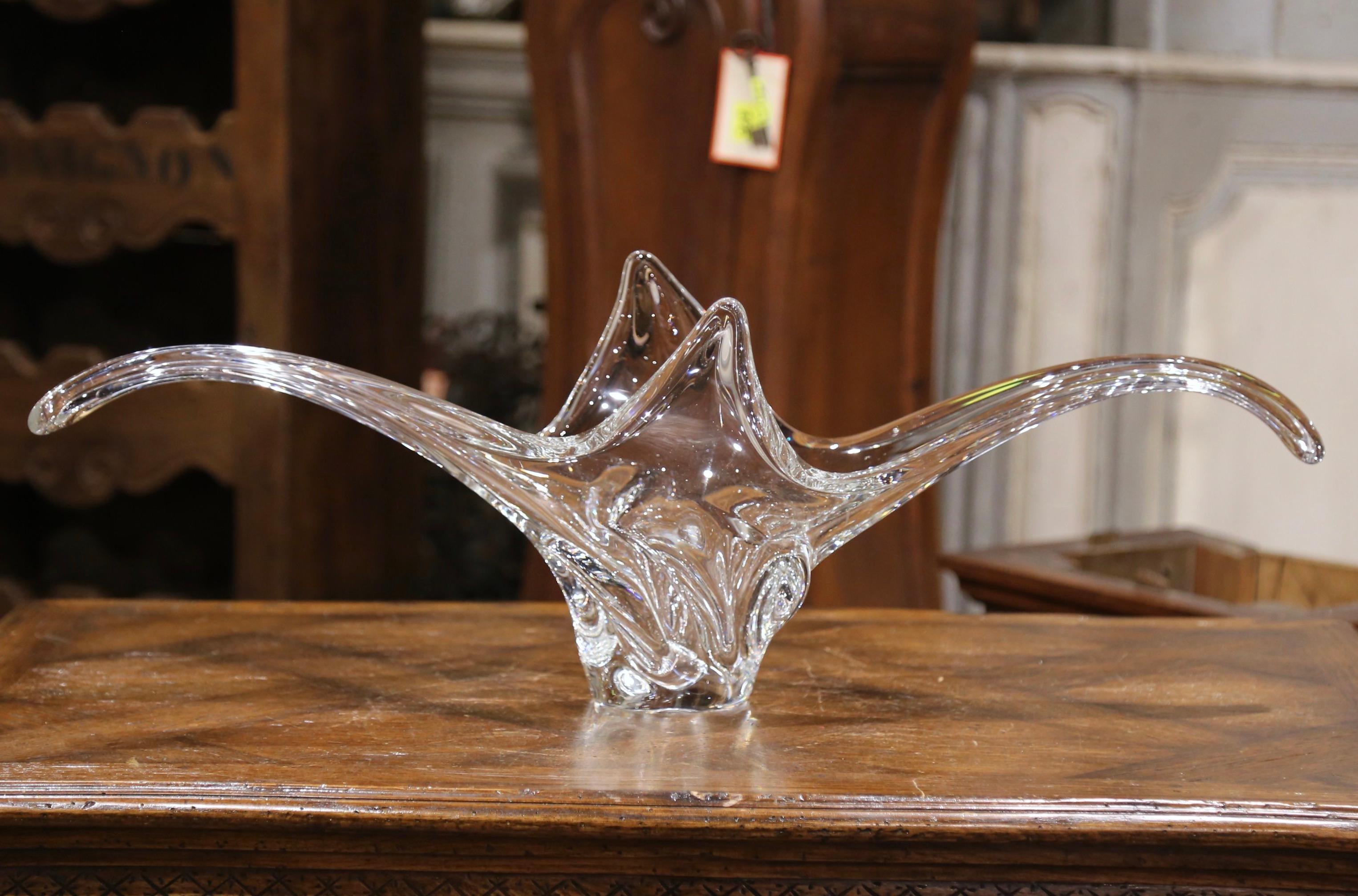 20th Century Midcentury French Pulled Feathered Blown Clear Glass Center Vase For Sale
