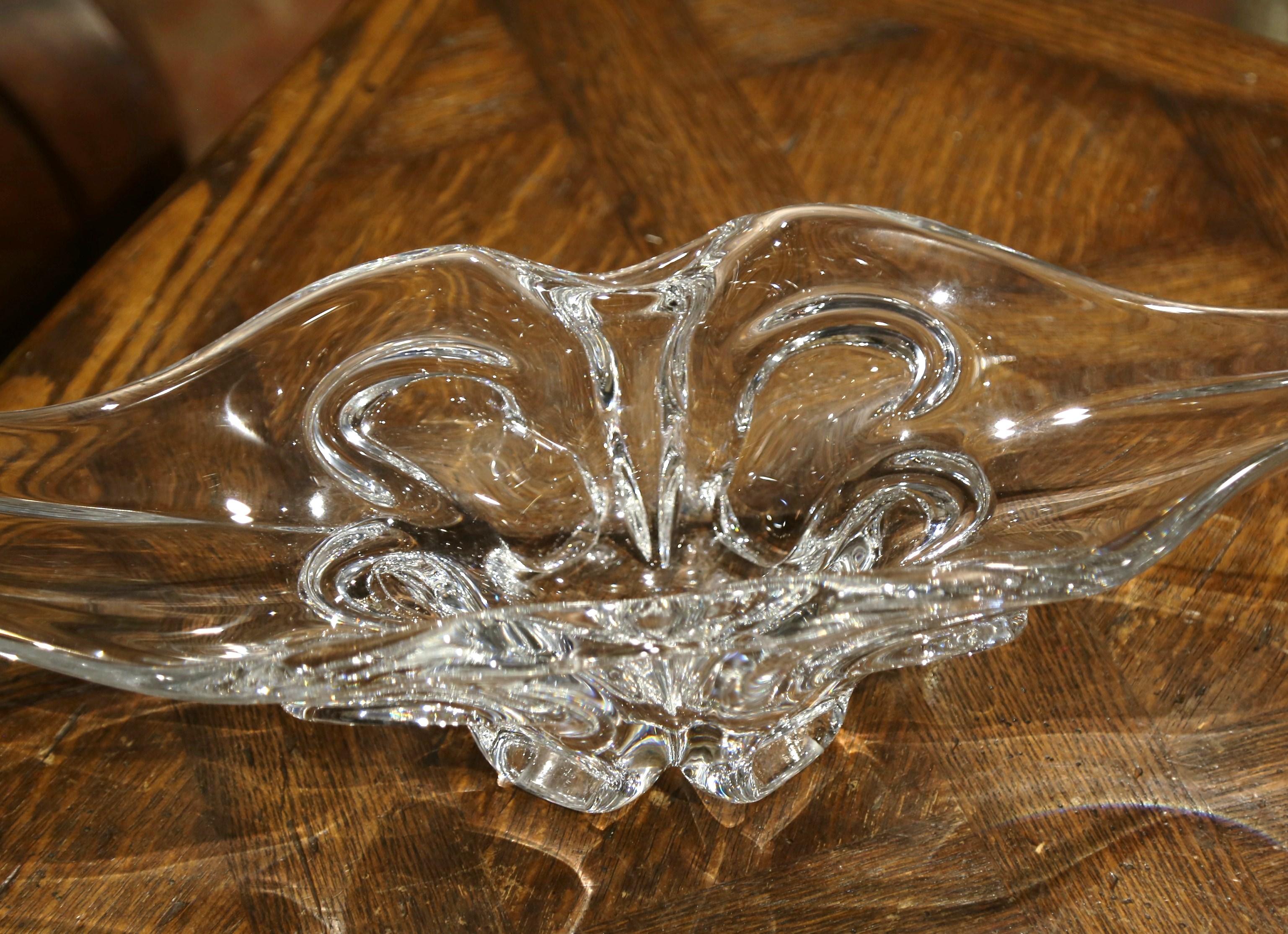 20ième siècle Vase central en verre soufflé transparent à plumes, style français du milieu du siècle. en vente