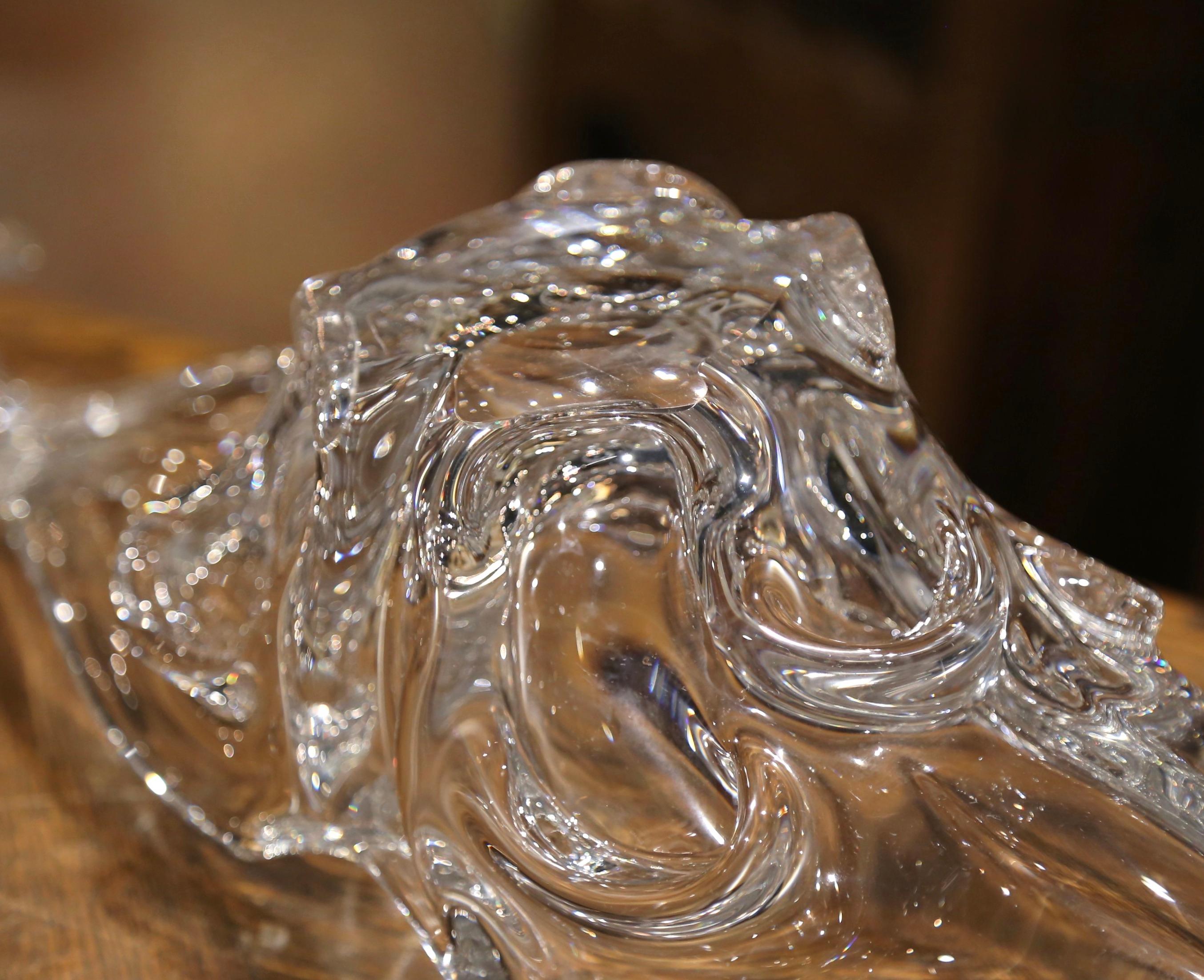 Vase central en verre soufflé transparent à plumes, style français du milieu du siècle. en vente 1