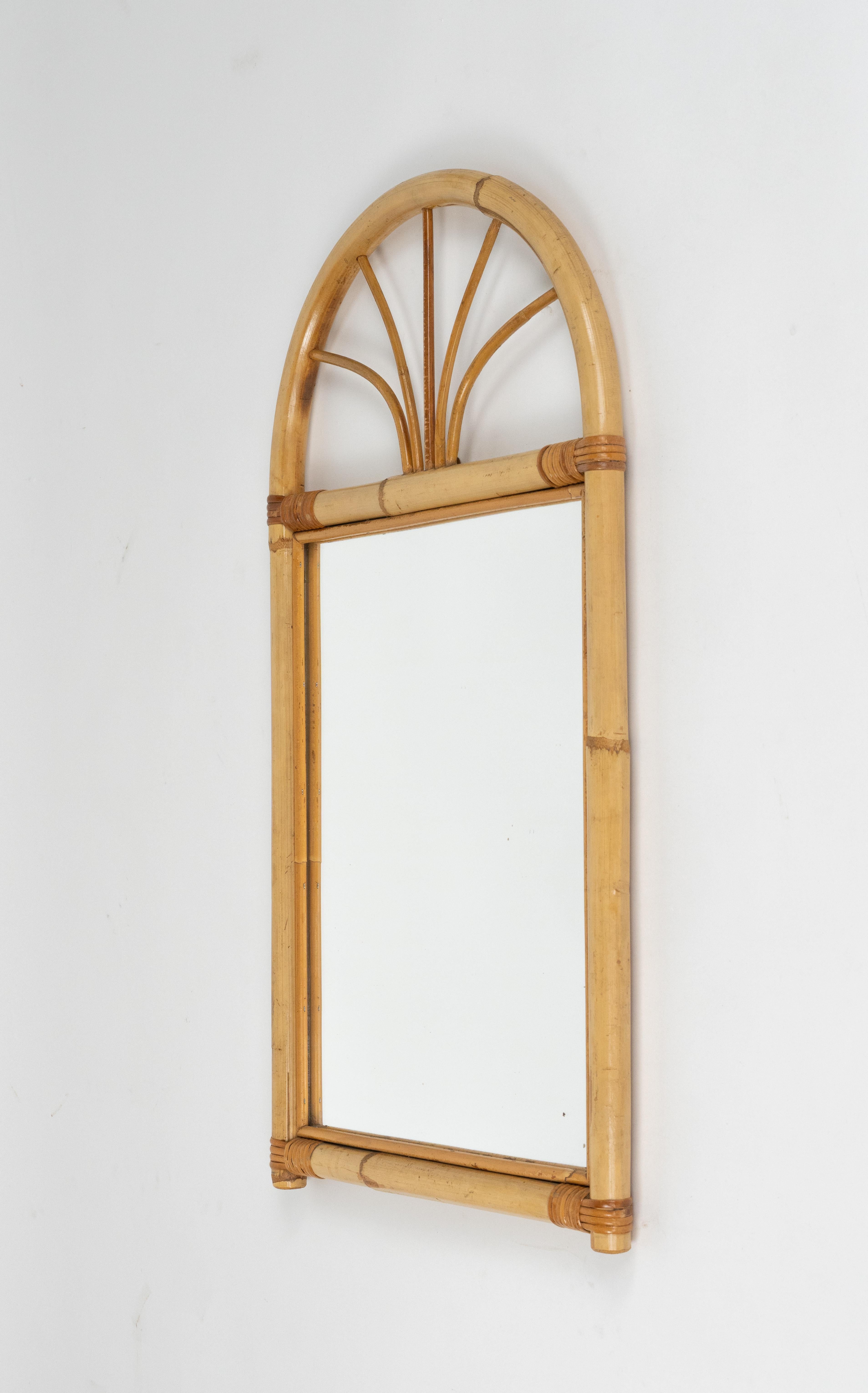 Miroir arqué en bambou et rotin de la Riviera française du milieu du siècle, Italie, années 1970 en vente 3