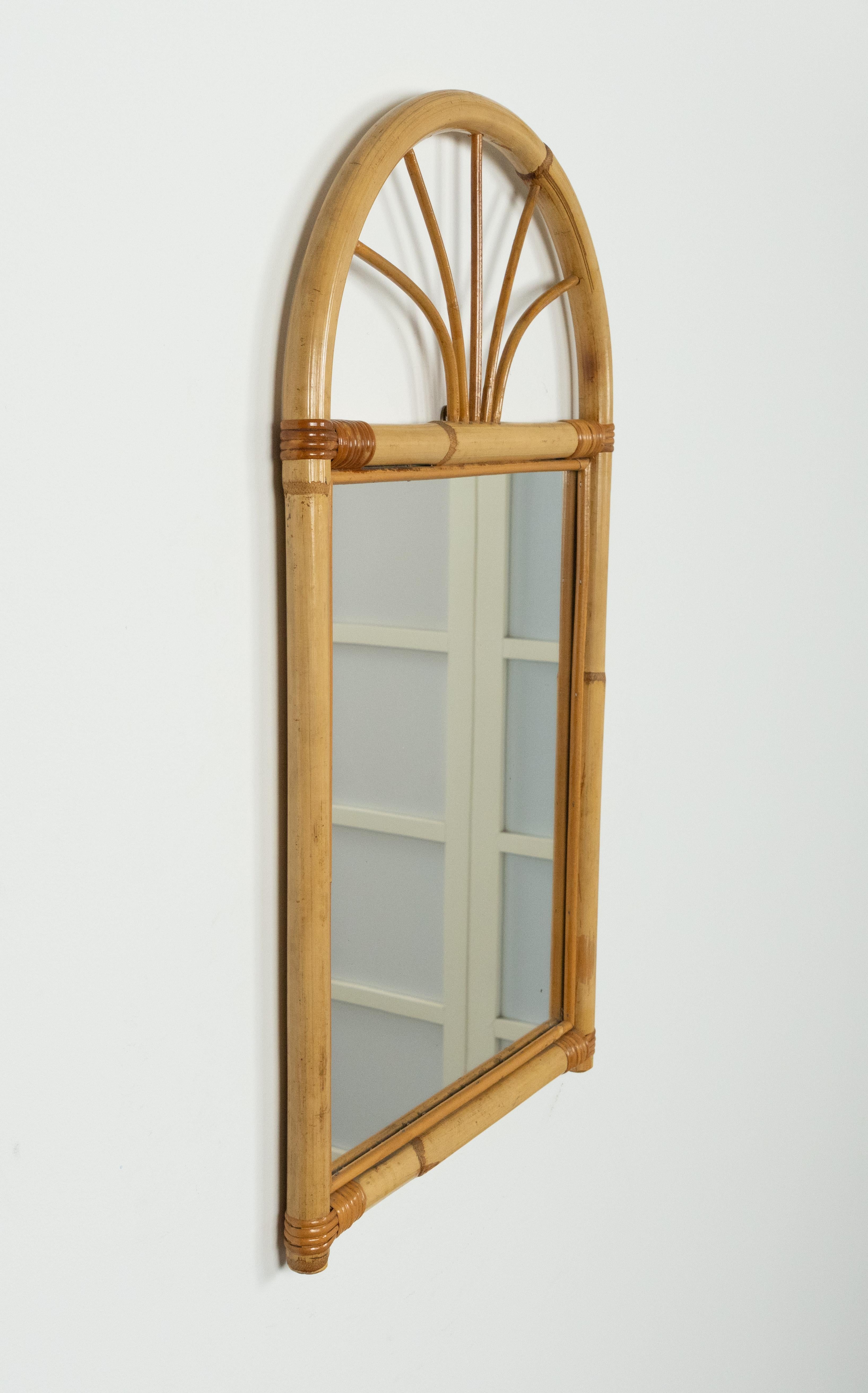 Miroir mural arqué en bambou et rotin.  

Fabriqué en Italie dans les années 1970.  

Un miroir en bambou et rotin très décoratif au goût de la côte méditerranéenne.

Ce miroir serait parfait pour une chambre, un dressing, un vestiaire ou un couloir.