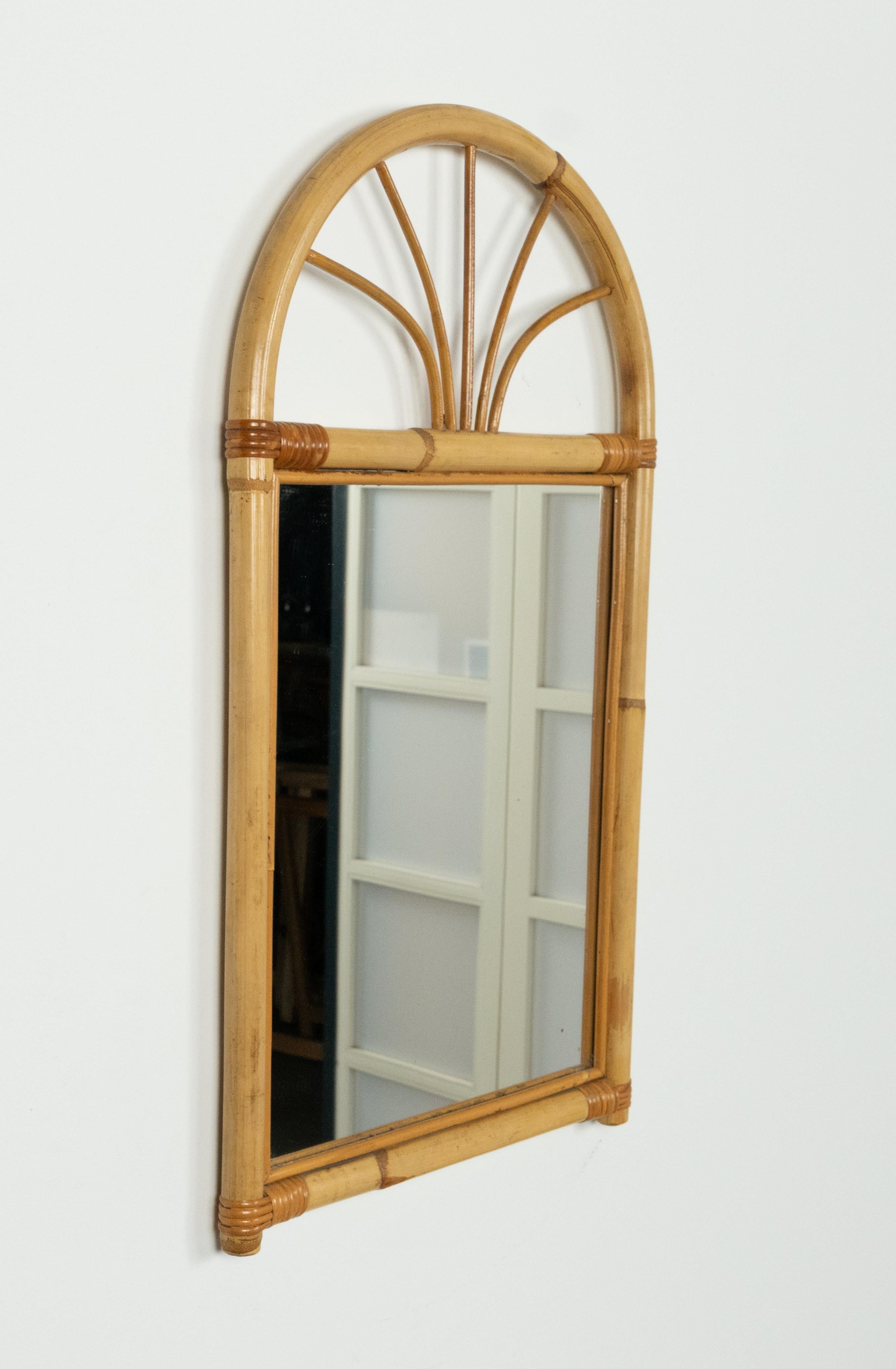 Mid-Century Modern Miroir arqué en bambou et rotin de la Riviera française du milieu du siècle, Italie, années 1970 en vente