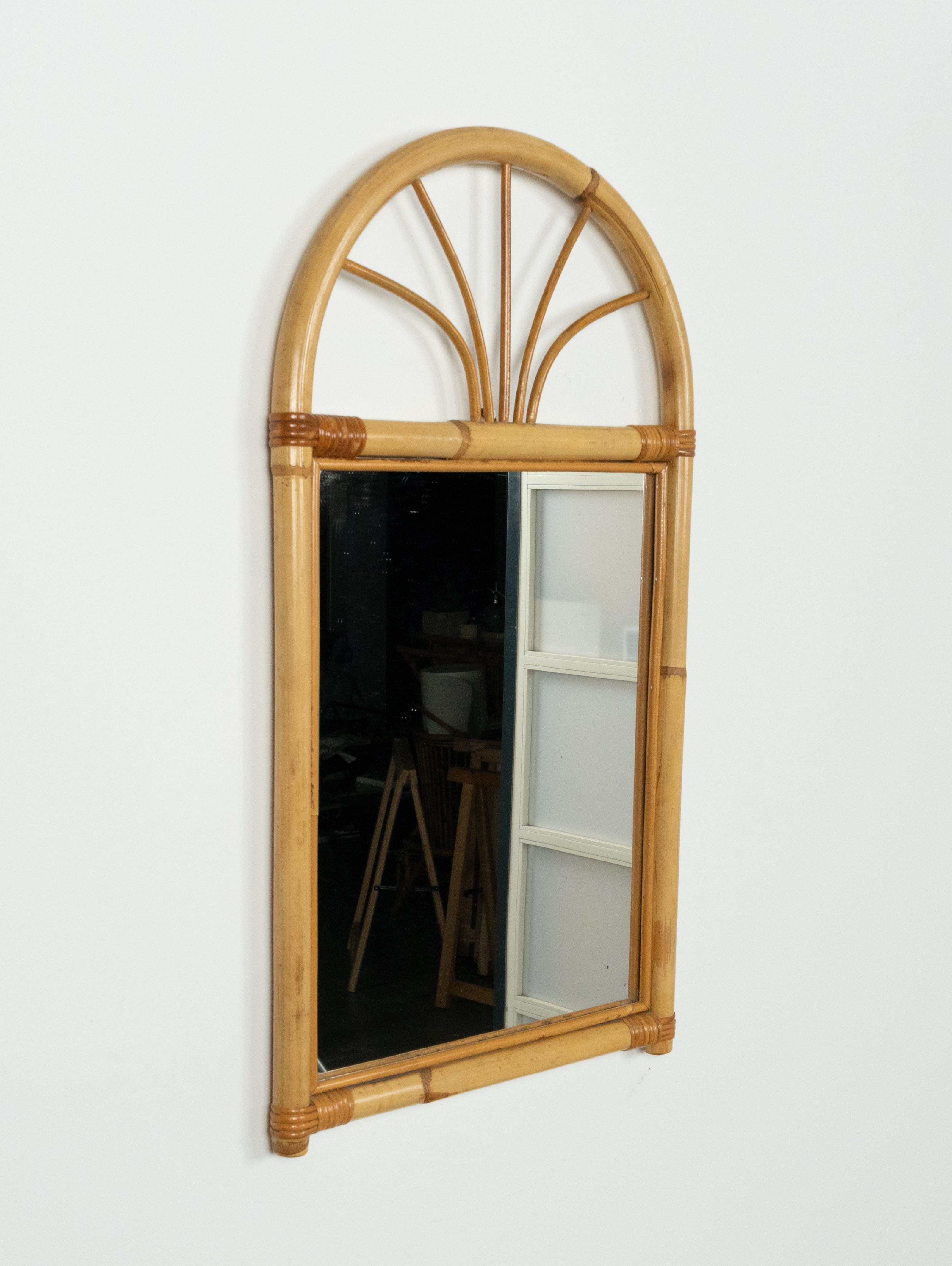 italien Miroir arqué en bambou et rotin de la Riviera française du milieu du siècle, Italie, années 1970 en vente