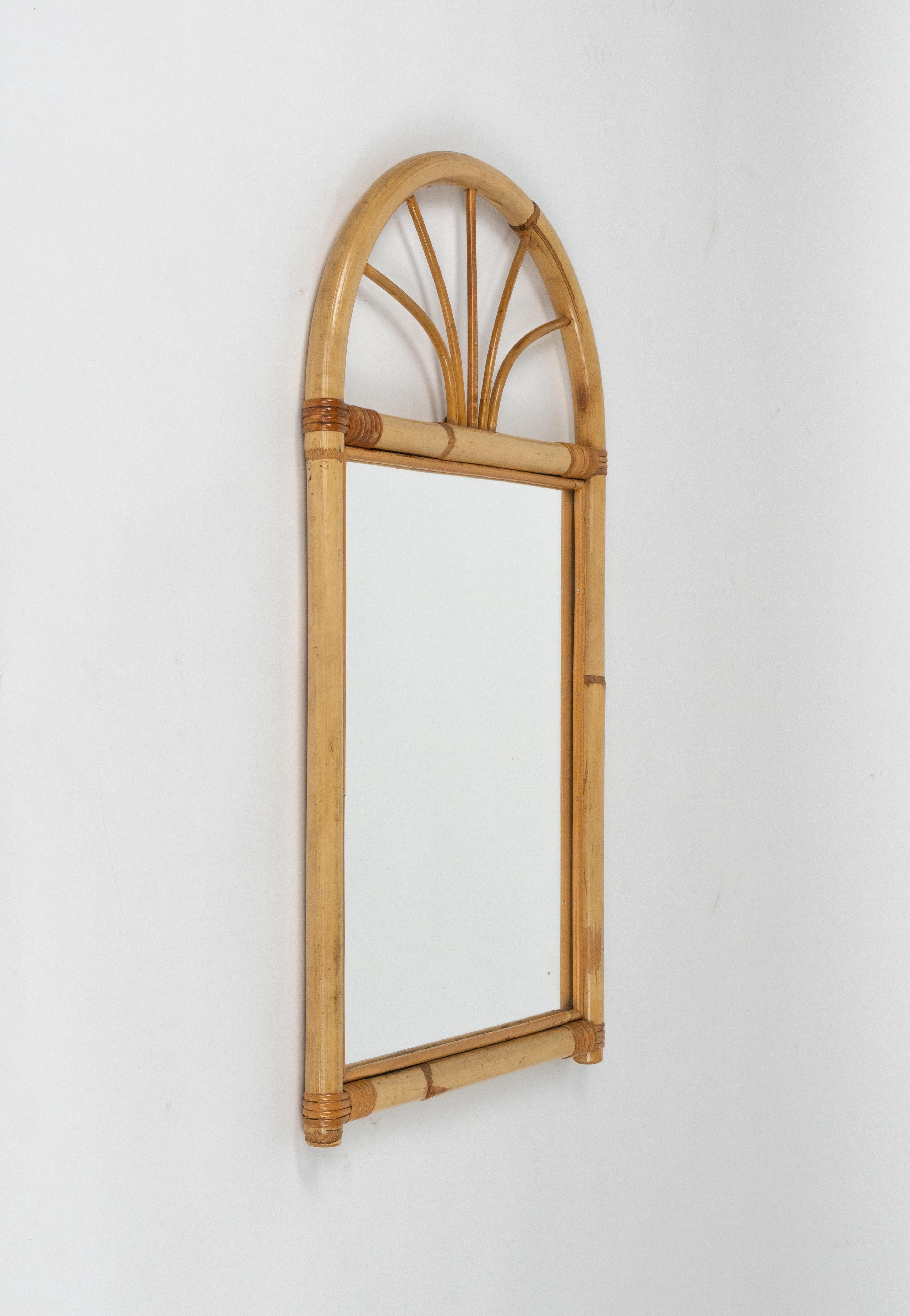 Miroir arqué en bambou et rotin de la Riviera française du milieu du siècle, Italie, années 1970 Bon état - En vente à Rome, IT