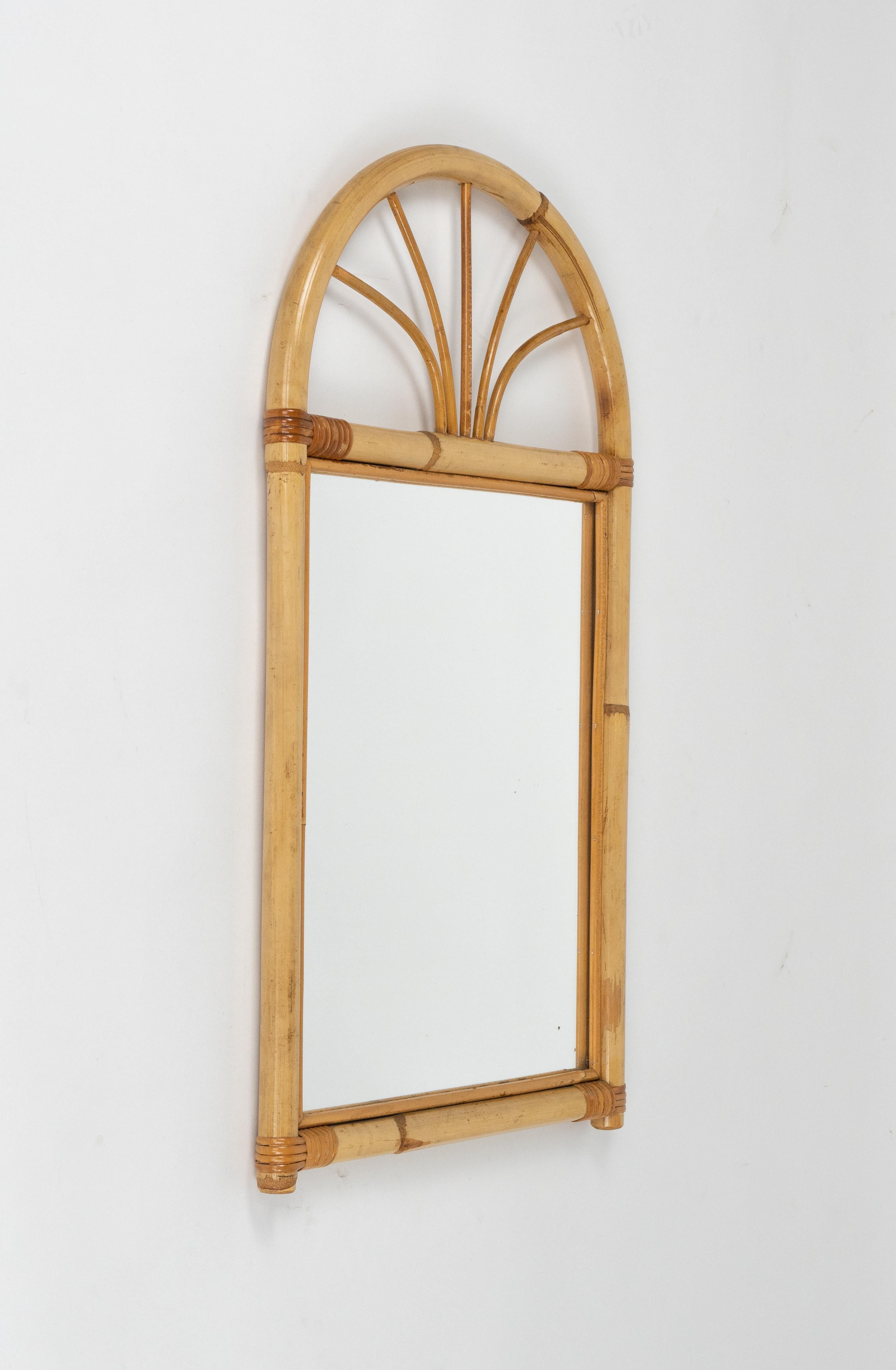 Fin du 20e siècle Miroir arqué en bambou et rotin de la Riviera française du milieu du siècle, Italie, années 1970 en vente