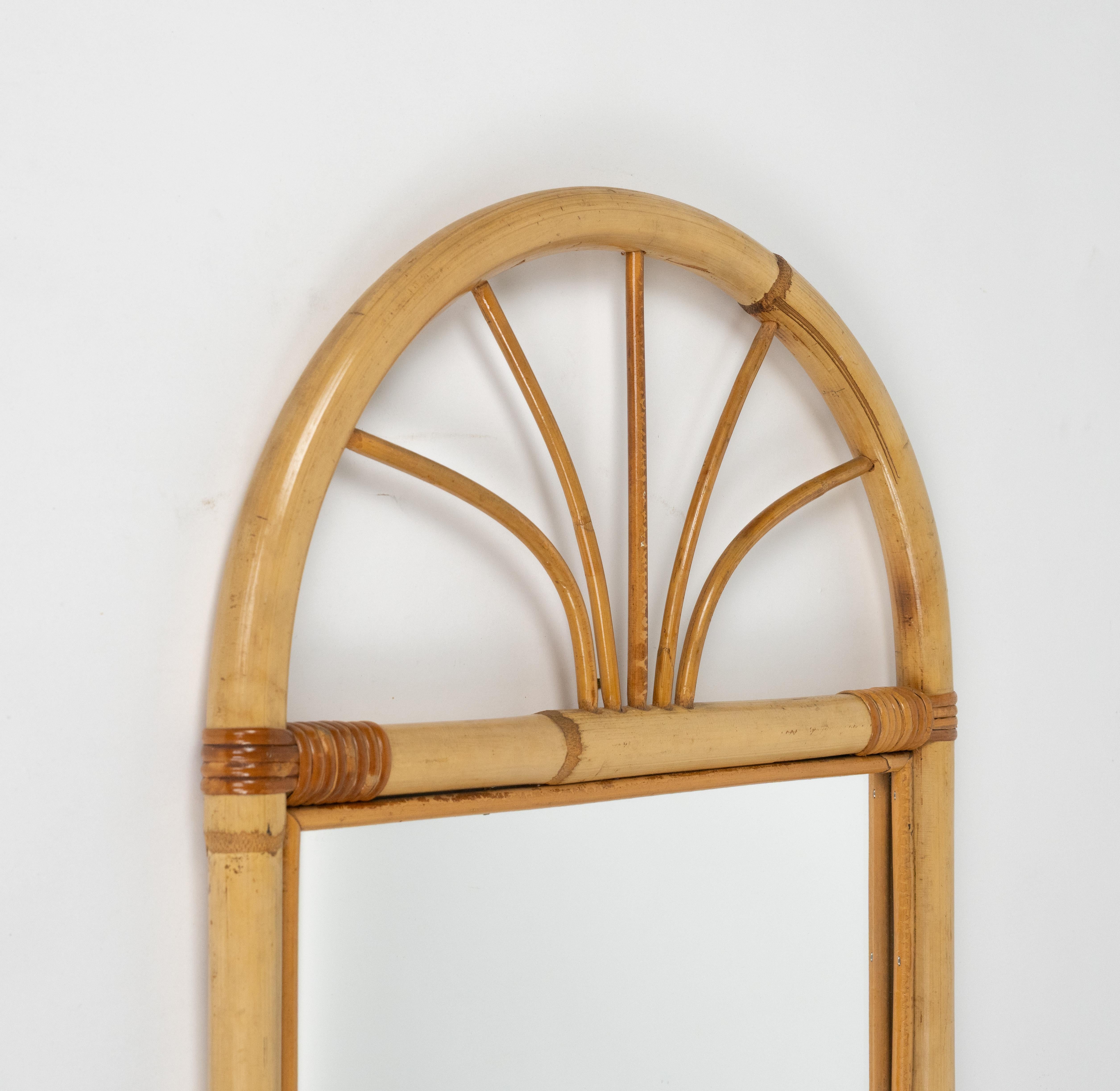 Bambou Miroir arqué en bambou et rotin de la Riviera française du milieu du siècle, Italie, années 1970 en vente