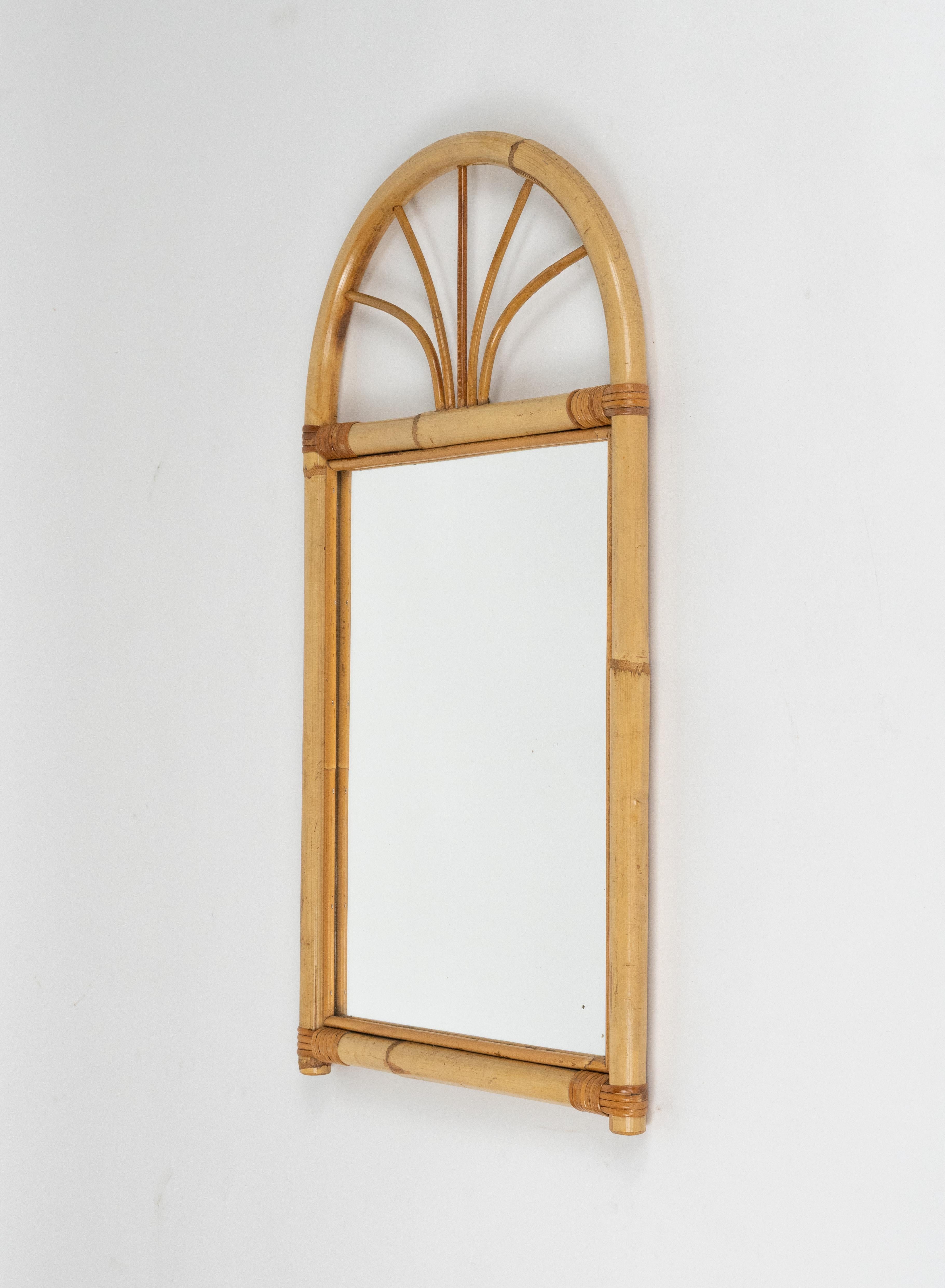 Miroir arqué en bambou et rotin de la Riviera française du milieu du siècle, Italie, années 1970 en vente 2
