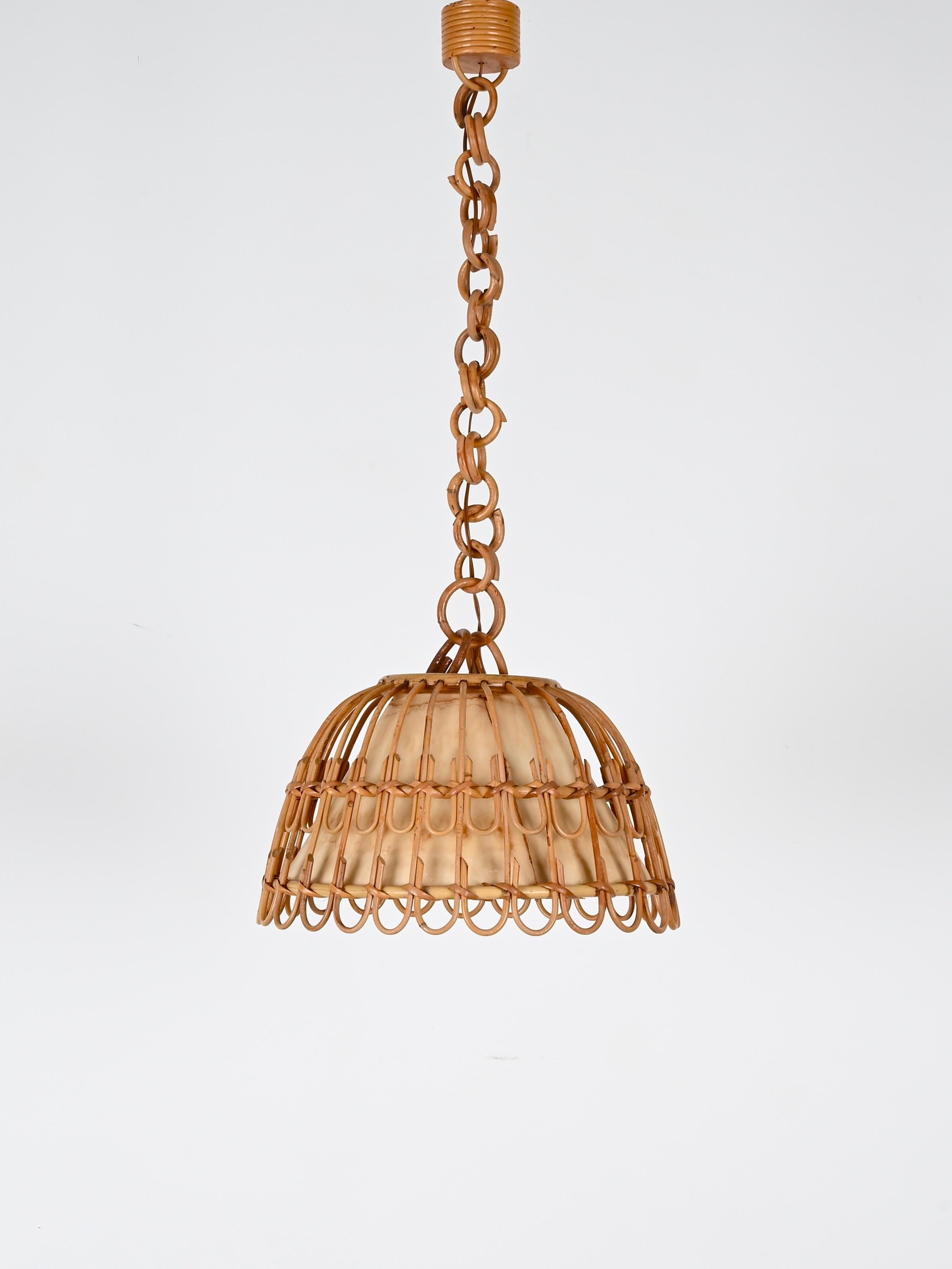 Delightful Mid-Century Cote d'Azur style pendant fully made in curved rattan and hand-woven wicker. This stunning pendant was hand-made in Italy during the 1960s. 

This gorgeous chandelier features a round shade in rattan enriched with stunning
