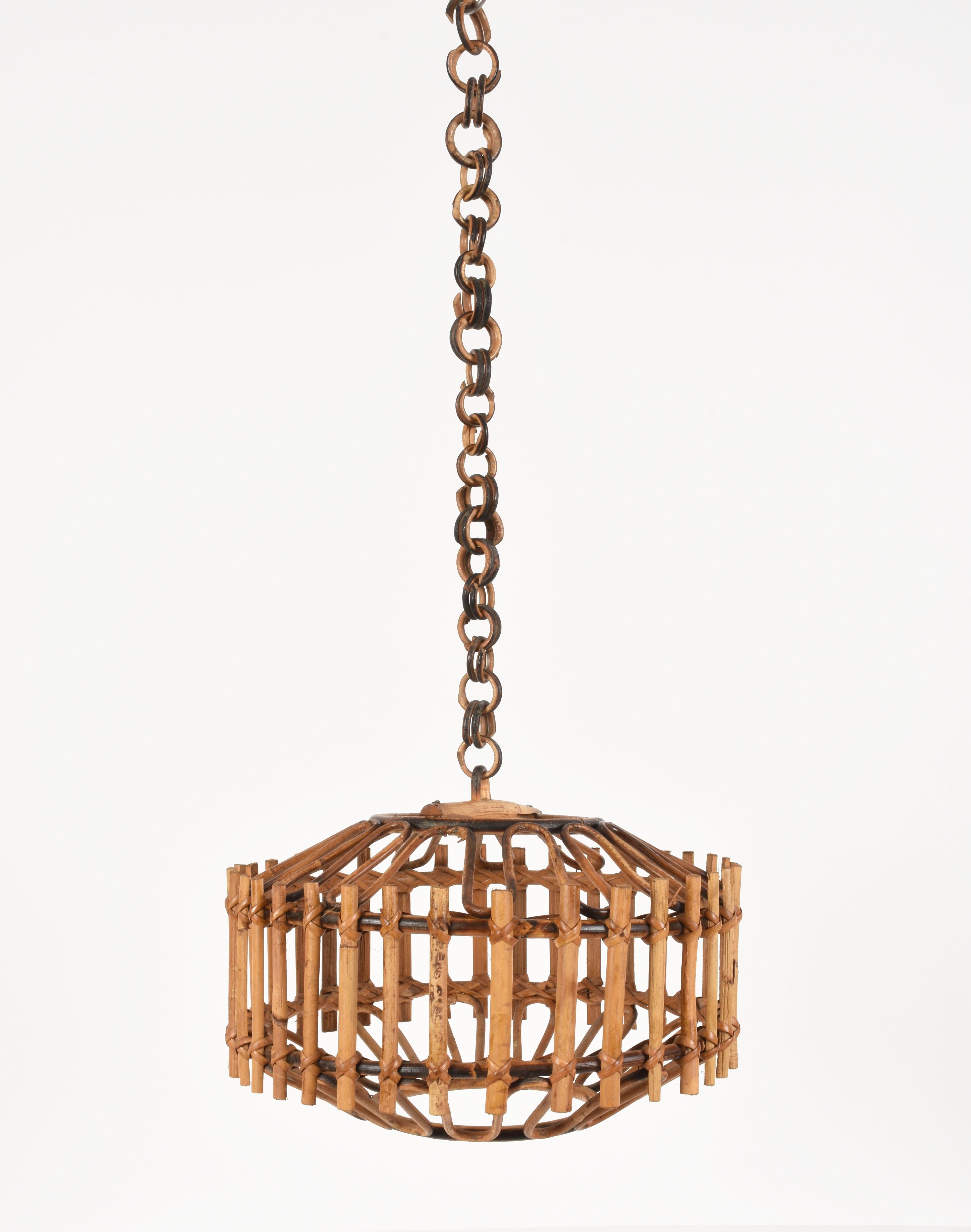 Wonderful bamboo, rattan and wicker pendant circular chandelier in French Riviera style, produced in Italy during the 1960s.

Its design is perfect for who loves the use of rattan to create wonderful masterpieces.

This chandelier is perfect for