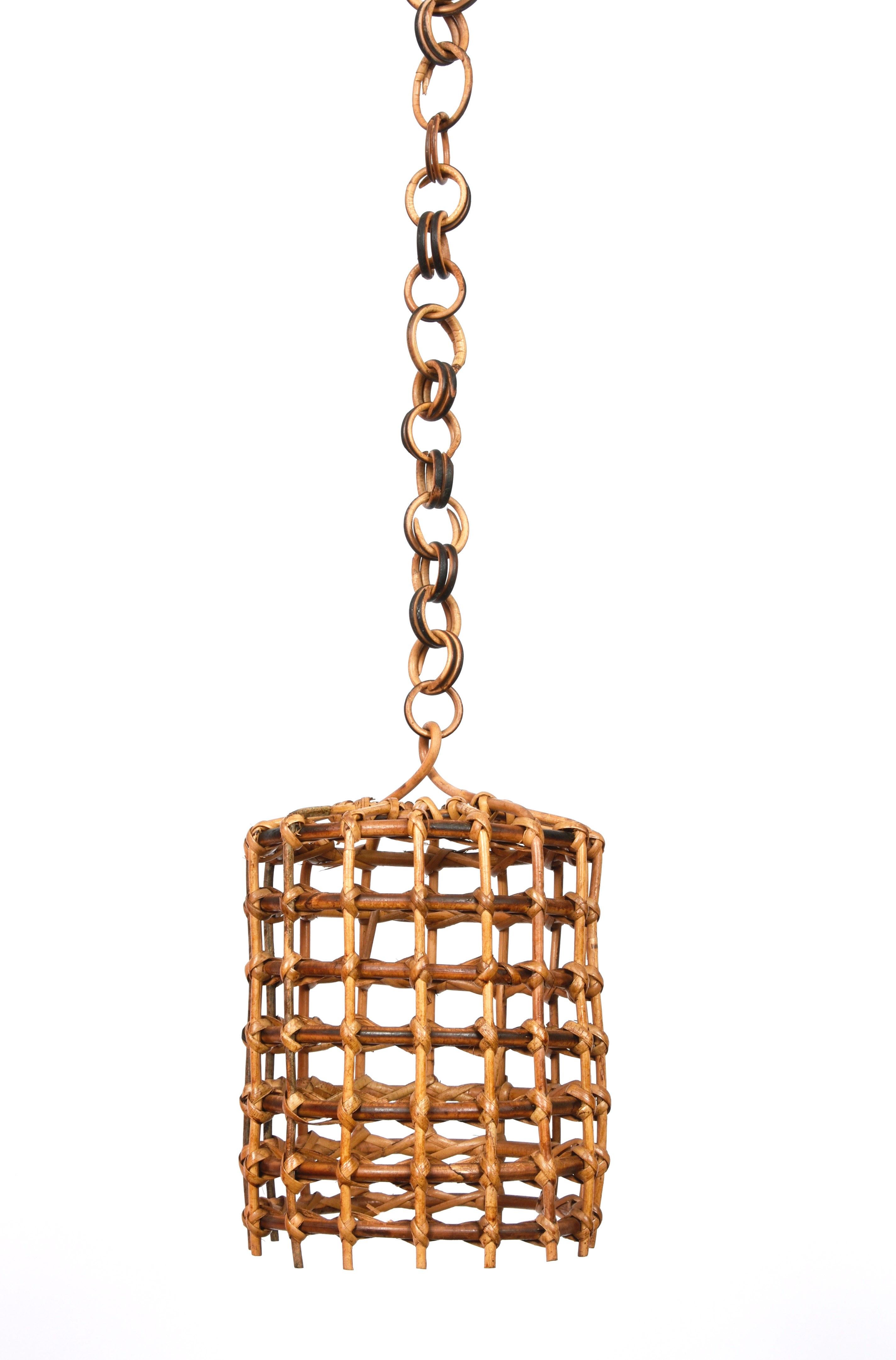 Wonderful midcentury bamboo, rattan and wicker pendant circular chandelier in French Riviera style, produced in Italy during the 1960s.

Its design is perfect for those who love the use of rattan to create wonderful masterpieces. It is made of a