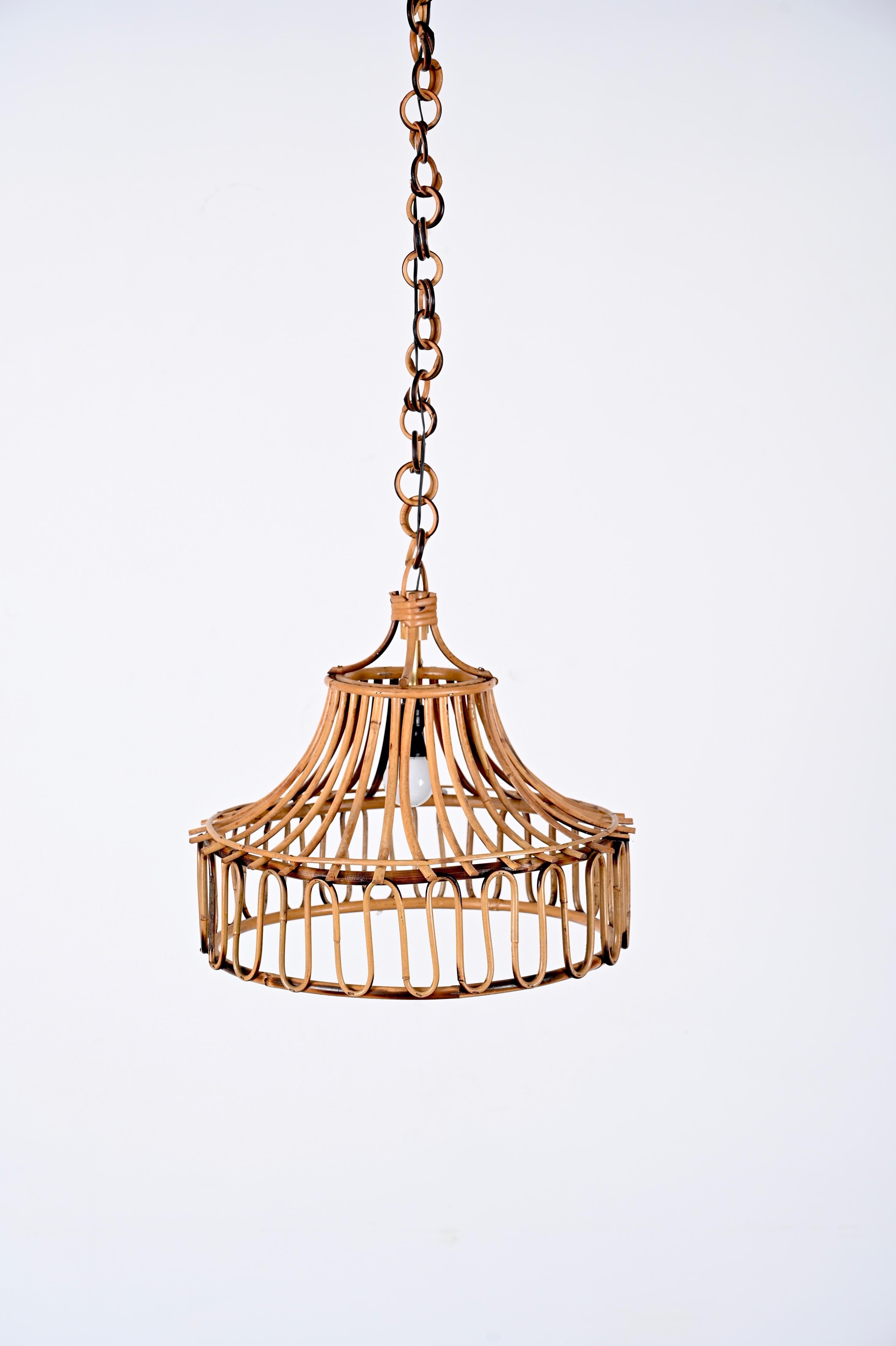 Stunning midcentury bamboo and rattan Cote d'Azur style round hanging chandelier. This wonderful item was produced in Italy during the 1960s.

This fantastic pendant is perfect for those who love the use of rattan to create wonderful masterpieces.