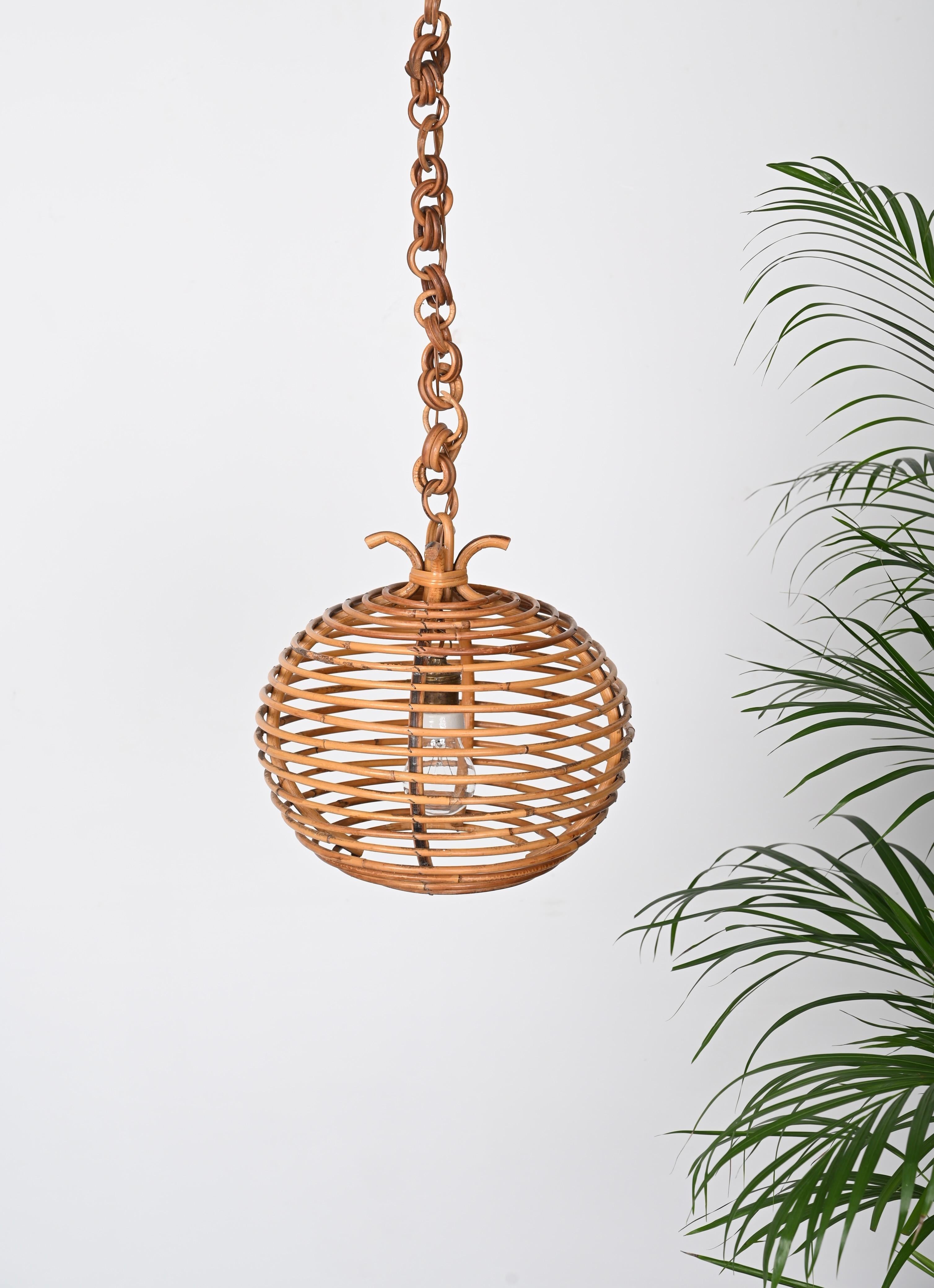Midcentury French Riviera Bambo and Rattan Spherical Italian Chandelier, 1960s In Good Condition For Sale In Roma, IT