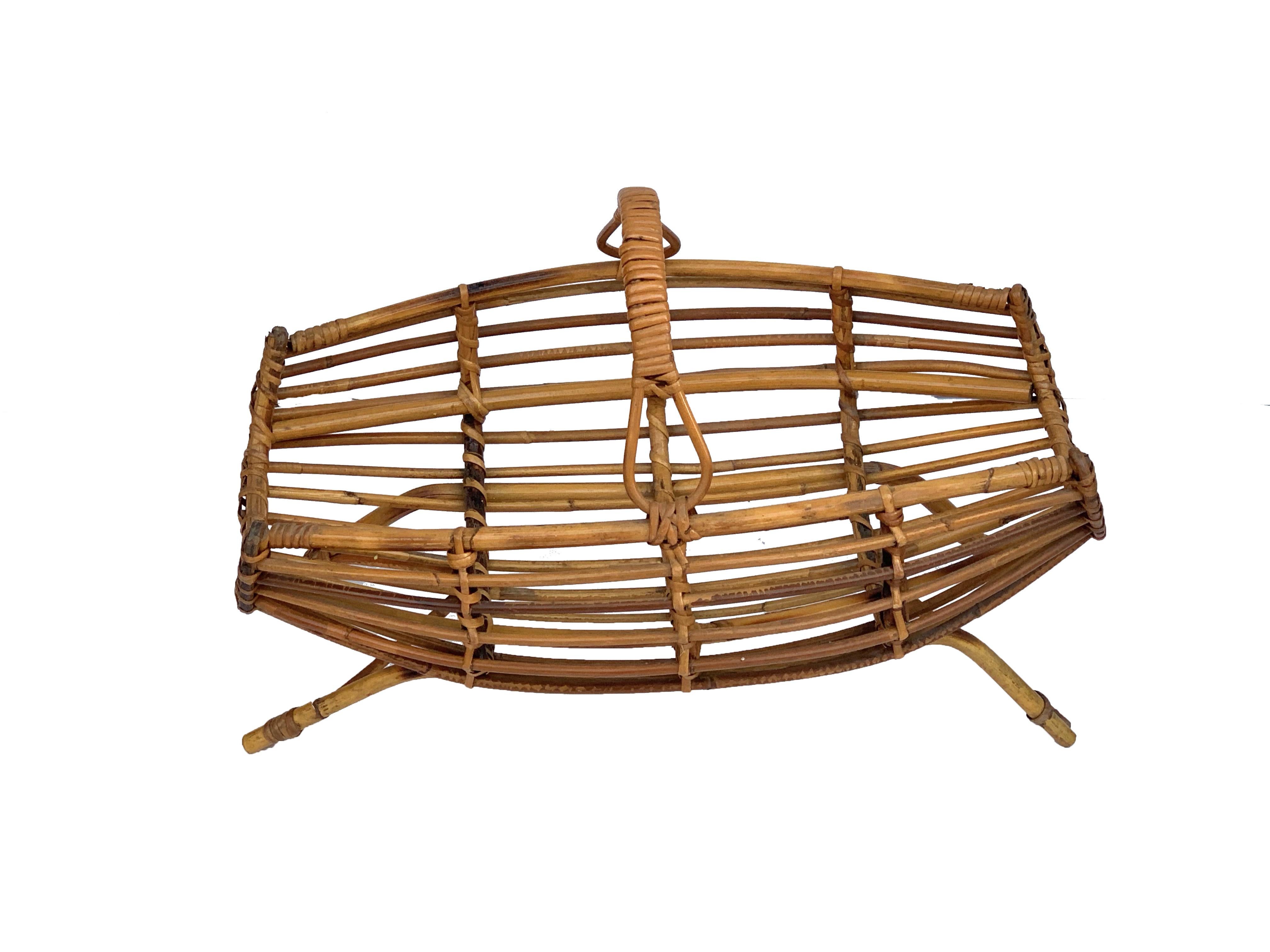 Midcentury French Riviera bamboo and rattan magazine rack.

This wonderful piece was designed in Italy during 1960s.

An astonishing item that will smarten a midcentury living room and library.
 