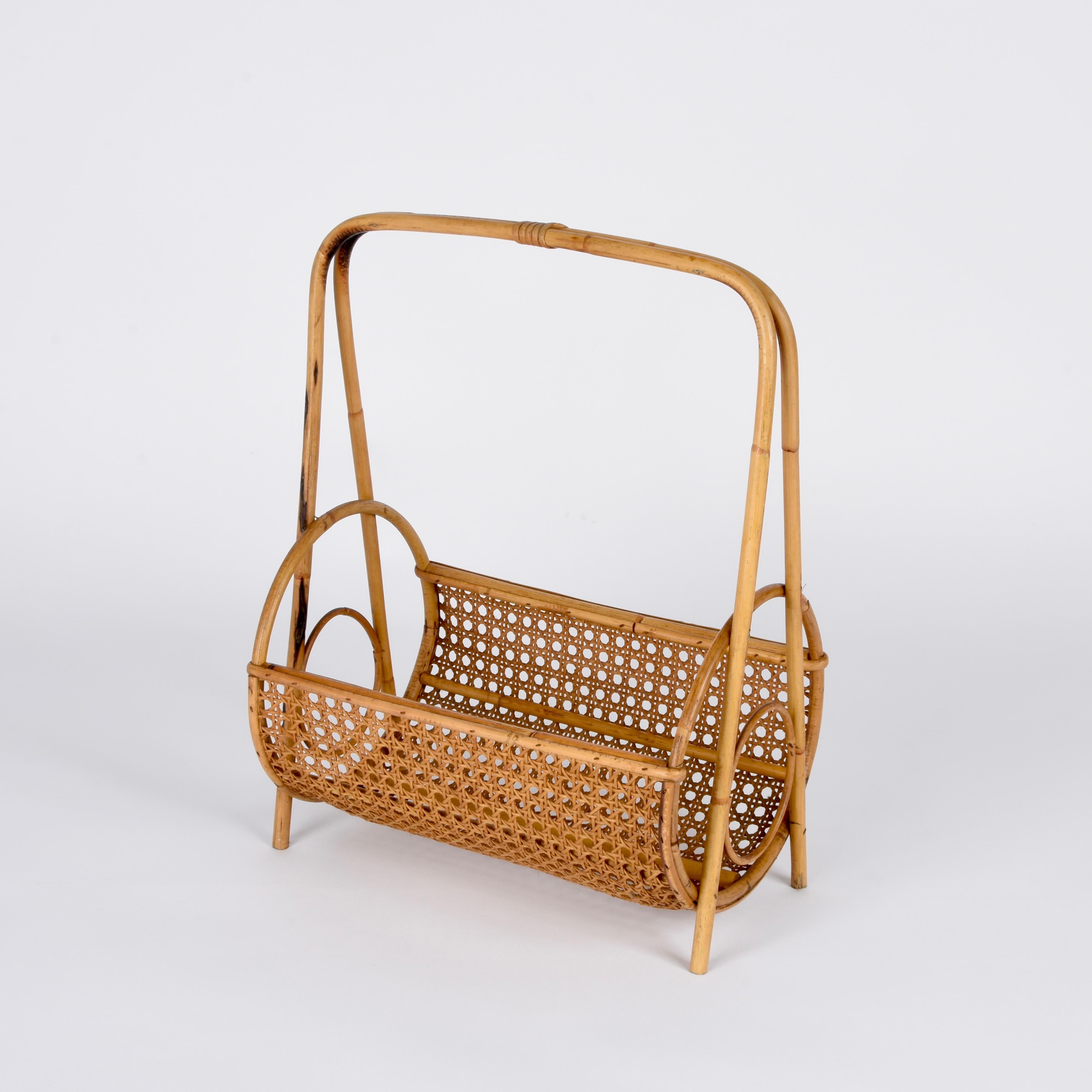 Stunning midcentury French Riviera bamboo and rattan magazine rack with a unique circular shape made in original Vienna Straw.

This item was produced in Italy during the 1960s.

An astonishing piece that will enrich a midcentury-style living