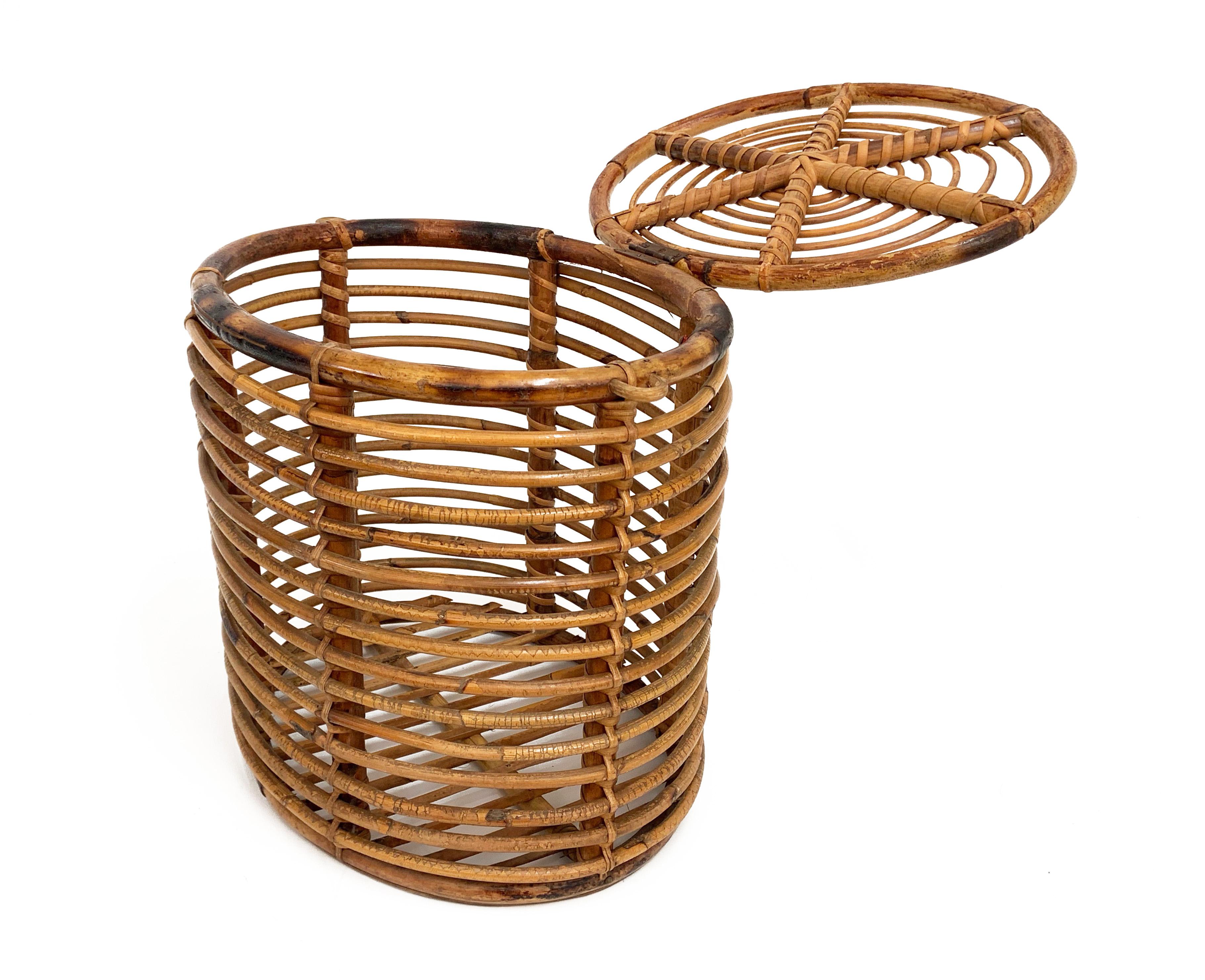Beautiful midcentury oval bamboo and rattan container basket. This item is attributed was produced in Italy during 1950s.

This amazing piece has a round bamboo structure with finishes in rattan. The top of this basket is connected to the main