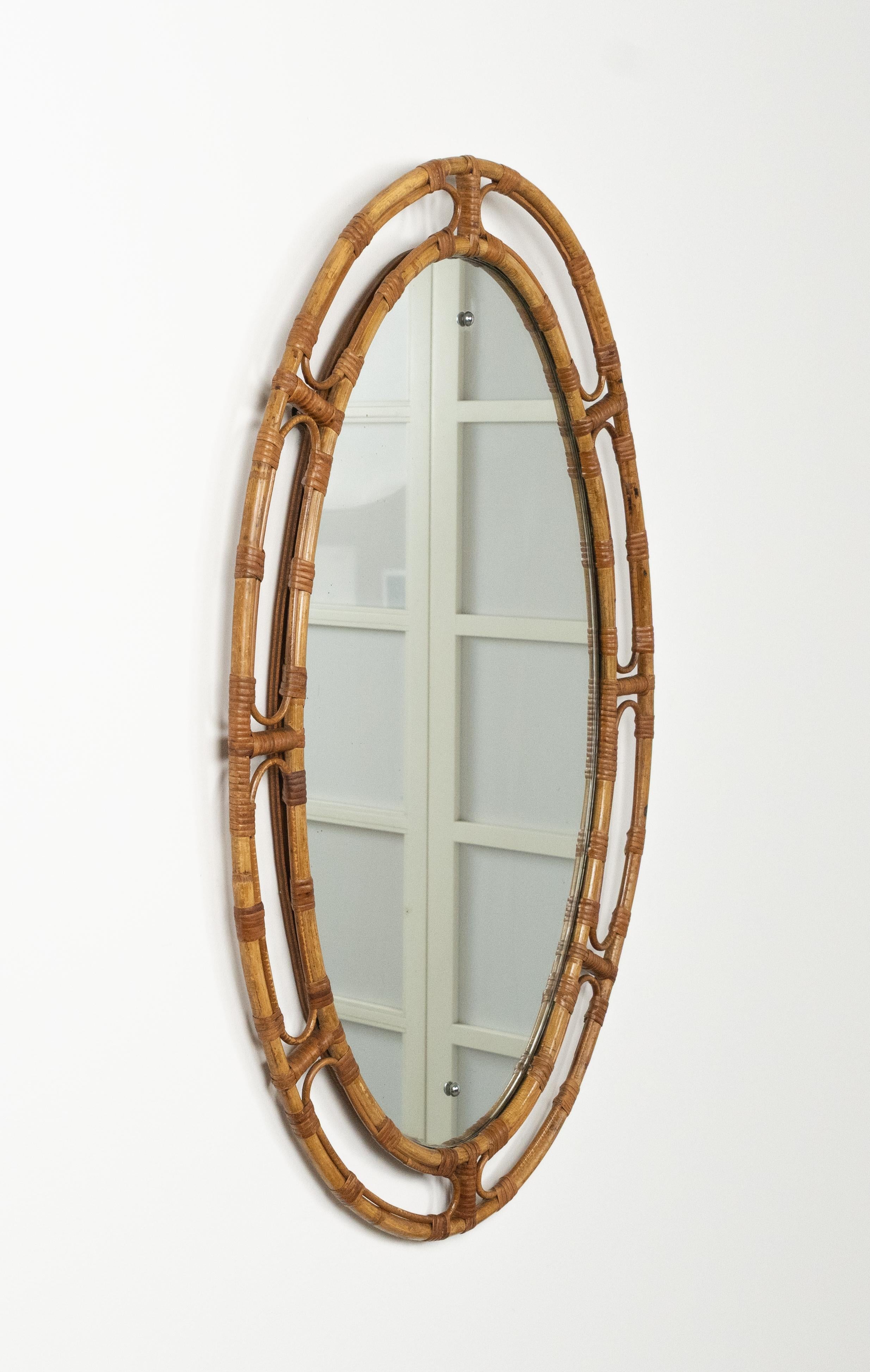 Fatto a mano Specchio da parete ovale in bambù e rattan della Costa Azzurra del Medioevo, Italia 1960 in vendita