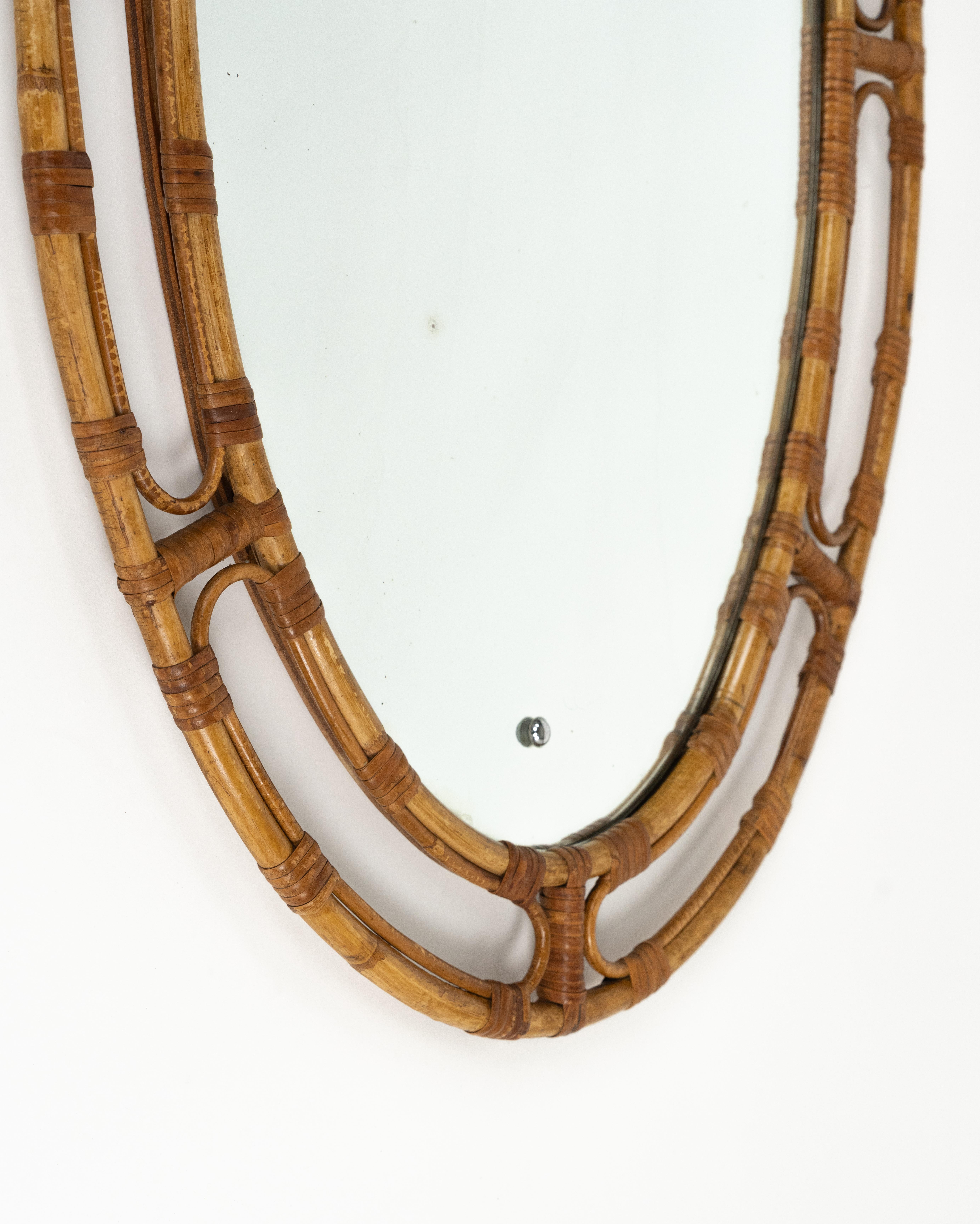 Metallo Specchio da parete ovale in bambù e rattan della Costa Azzurra del Medioevo, Italia 1960 in vendita