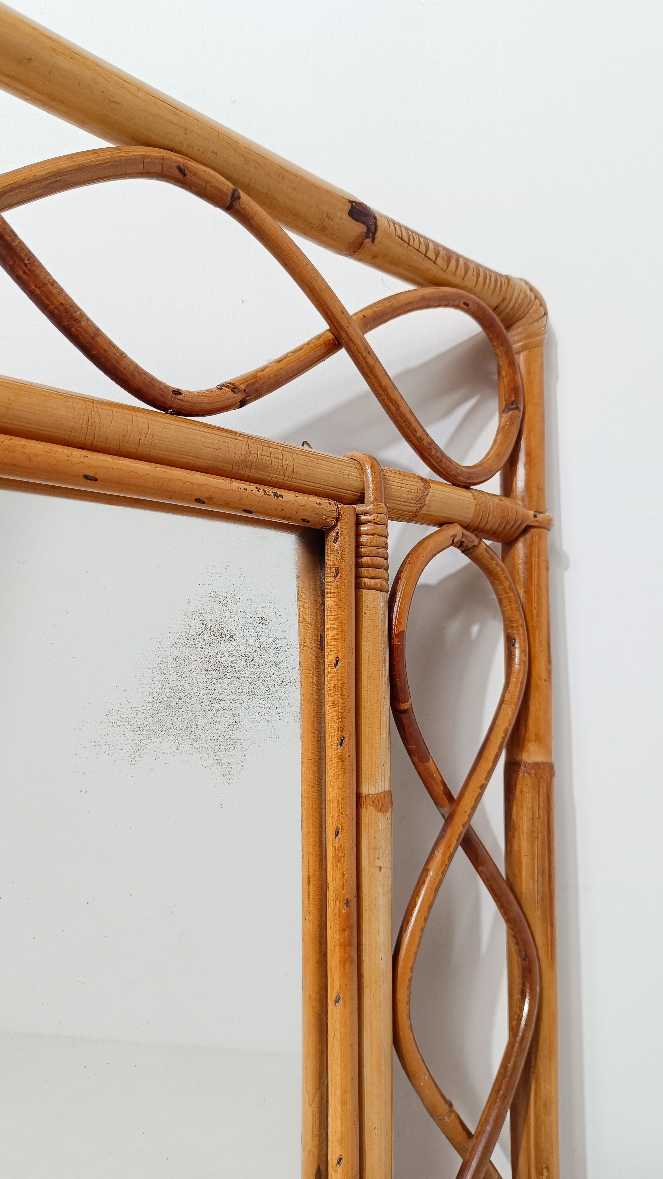 Specchio da parete rettangolare in bambù e rattan in stile Costa Azzurra risalente agli anni '50 e '60.

Questo specchio vintage è stato realizzato in Italia dove esiste una lunga tradizione di lavorazione artigianale di giunco, vimini, canna e