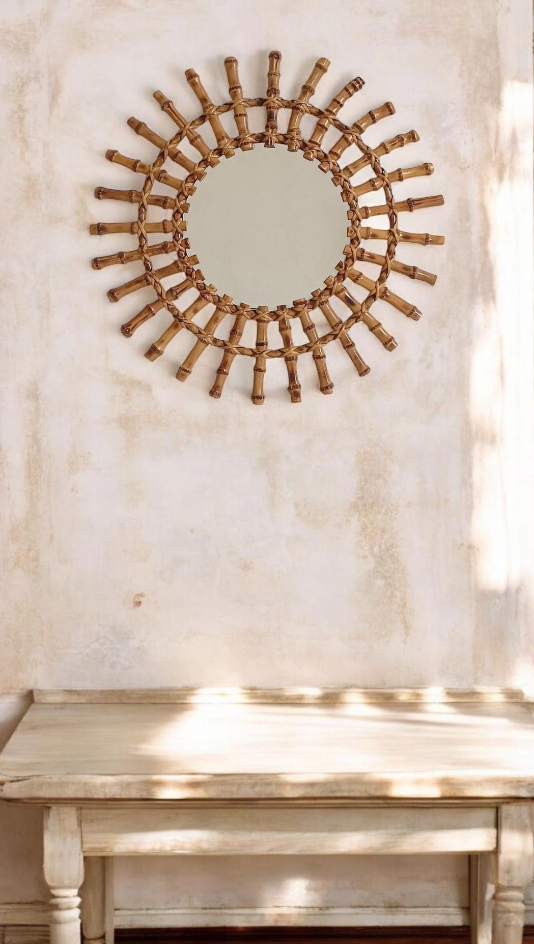 Specchio a raggiera in bambù e rattan della Costa Azzurra del Medioevo, Francia, anni '50

Porta l'eleganza rilassata della Costa Azzurra nella tua casa con questo splendido specchio a raggiera del Medioevo. Realizzato a mano in Francia negli anni
