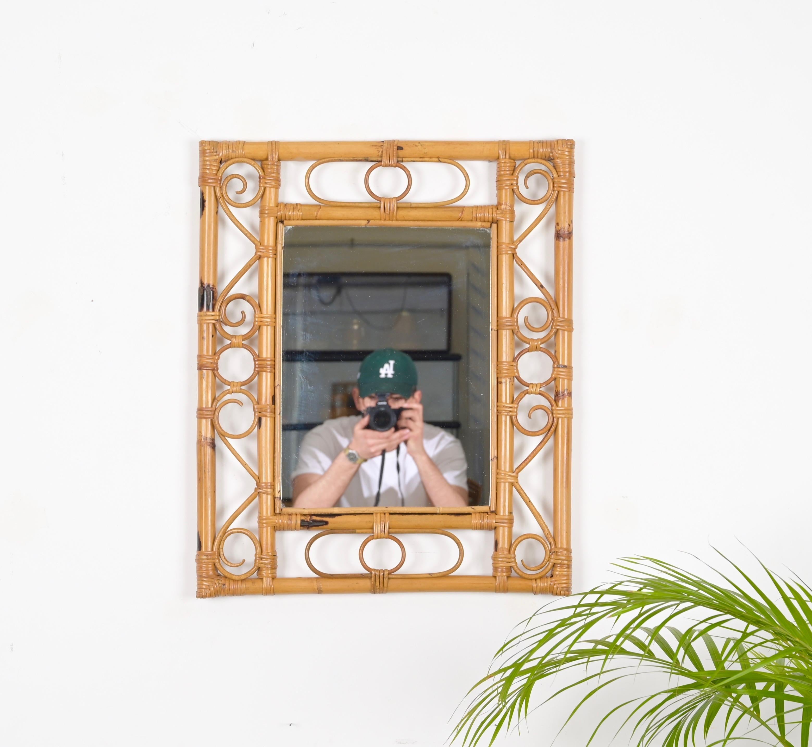 Magnifique miroir mural rectangulaire de style Côte d'Azur en bambou, rotin courbé et osier tressé à la main. Ce miroir spectaculaire a été produit en Italie dans les années 1960.

Ce ravissant miroir présente un double cadre rectangulaire en