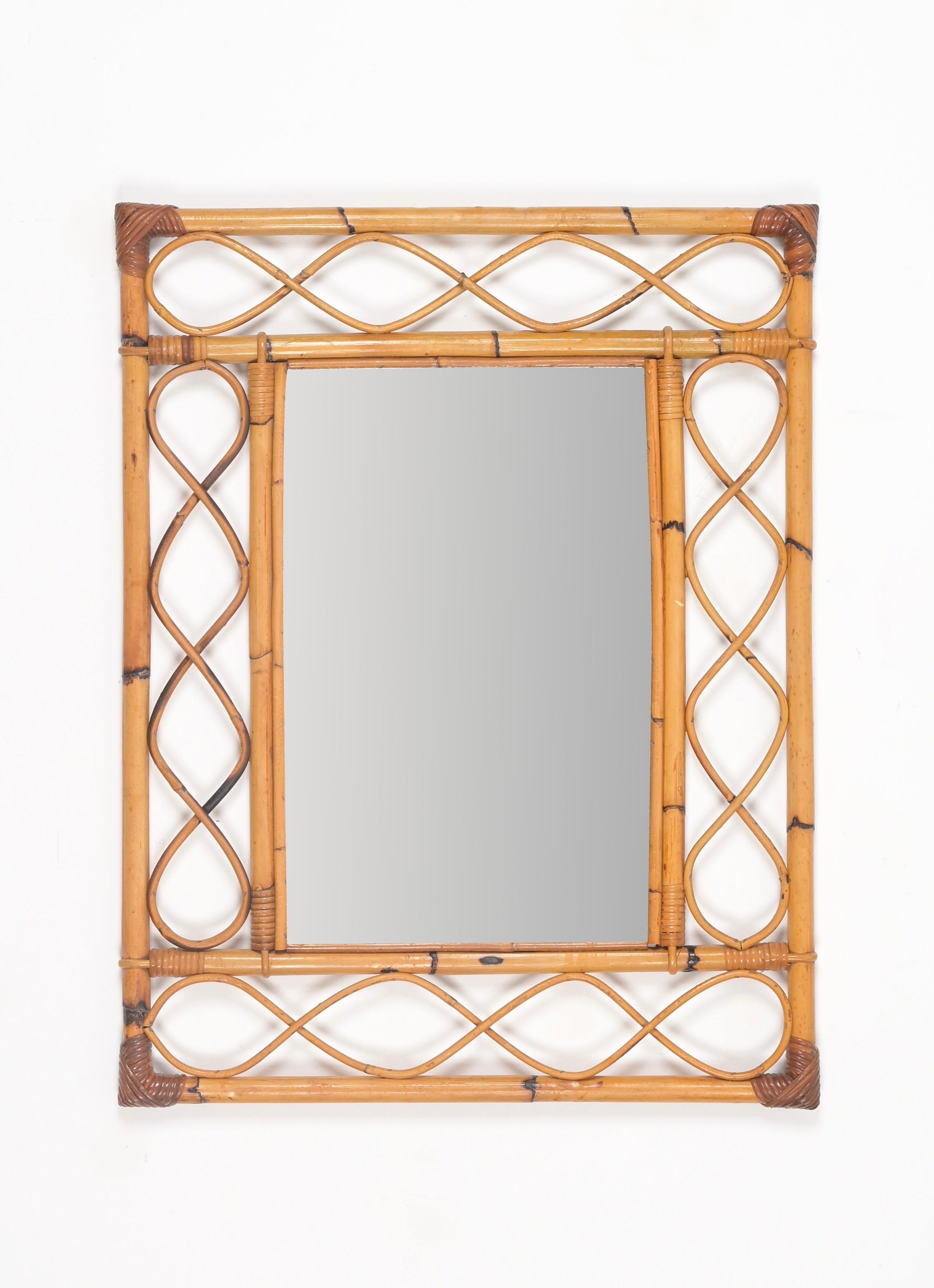 Schöner rechteckiger Wandspiegel im Côte d'Azur-Stil aus Bambus, gebogenem Rattan und handgeflochtener Weide. Dieser spektakuläre große Spiegel wurde in den 1960er Jahren in Italien hergestellt.

Dieser bezaubernde Spiegel hat einen doppelten