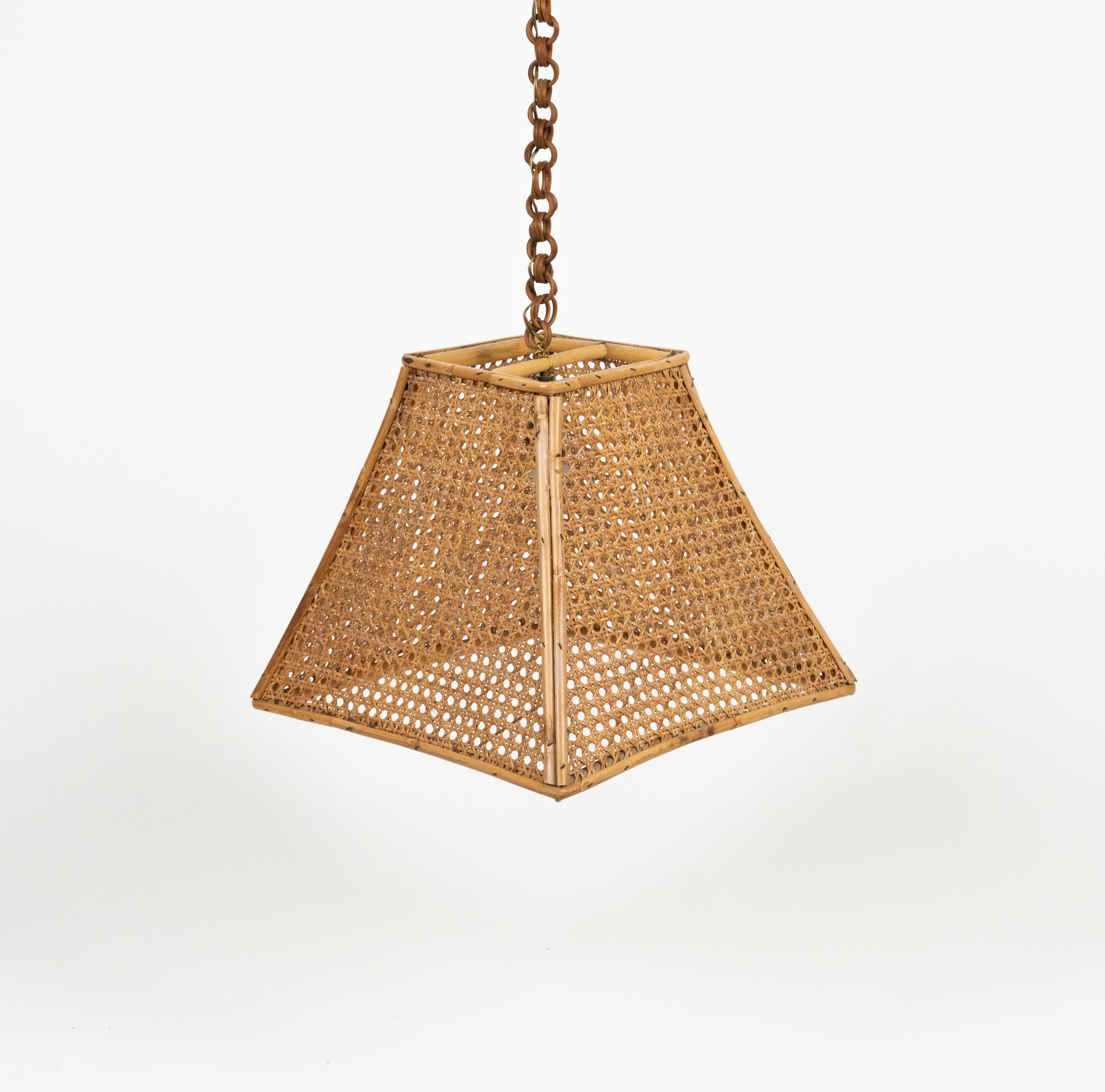 Midcentury beautiful hand-crafted chandelier in rattan and wicker with chain with round rattan links which can be shortened to adjust it to the desired height.

Made in Italy in the 1960s.

New electrical system, they are wired for the United States