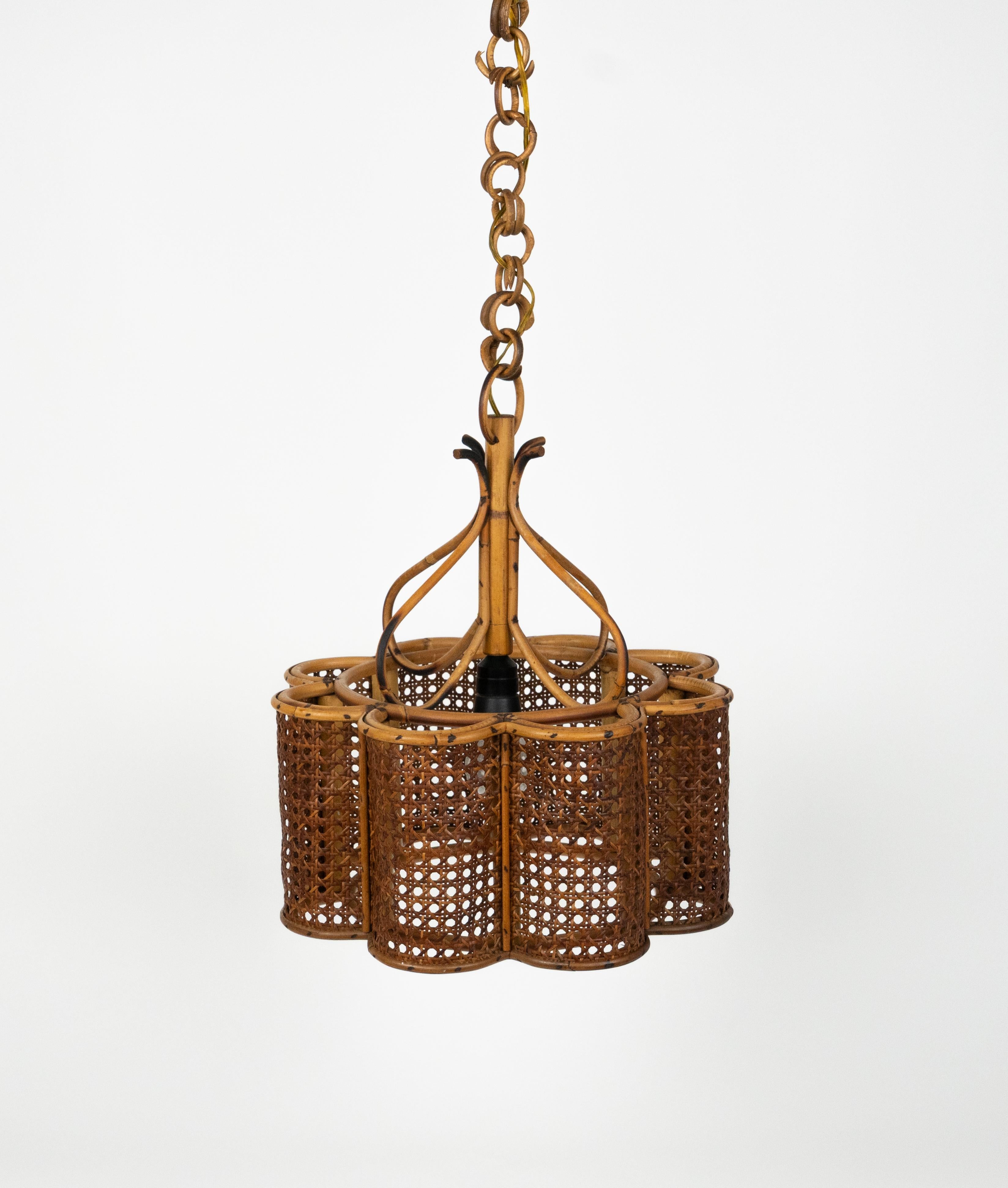 Bellissimo lampadario di metà secolo realizzato a mano in rattan e vimini con catena con maglie rotonde in rattan che possono essere accorciate per regolarlo all'altezza desiderata.

Prodotto in Italia negli anni '1960.  

Utilizza 1 lampadina. 