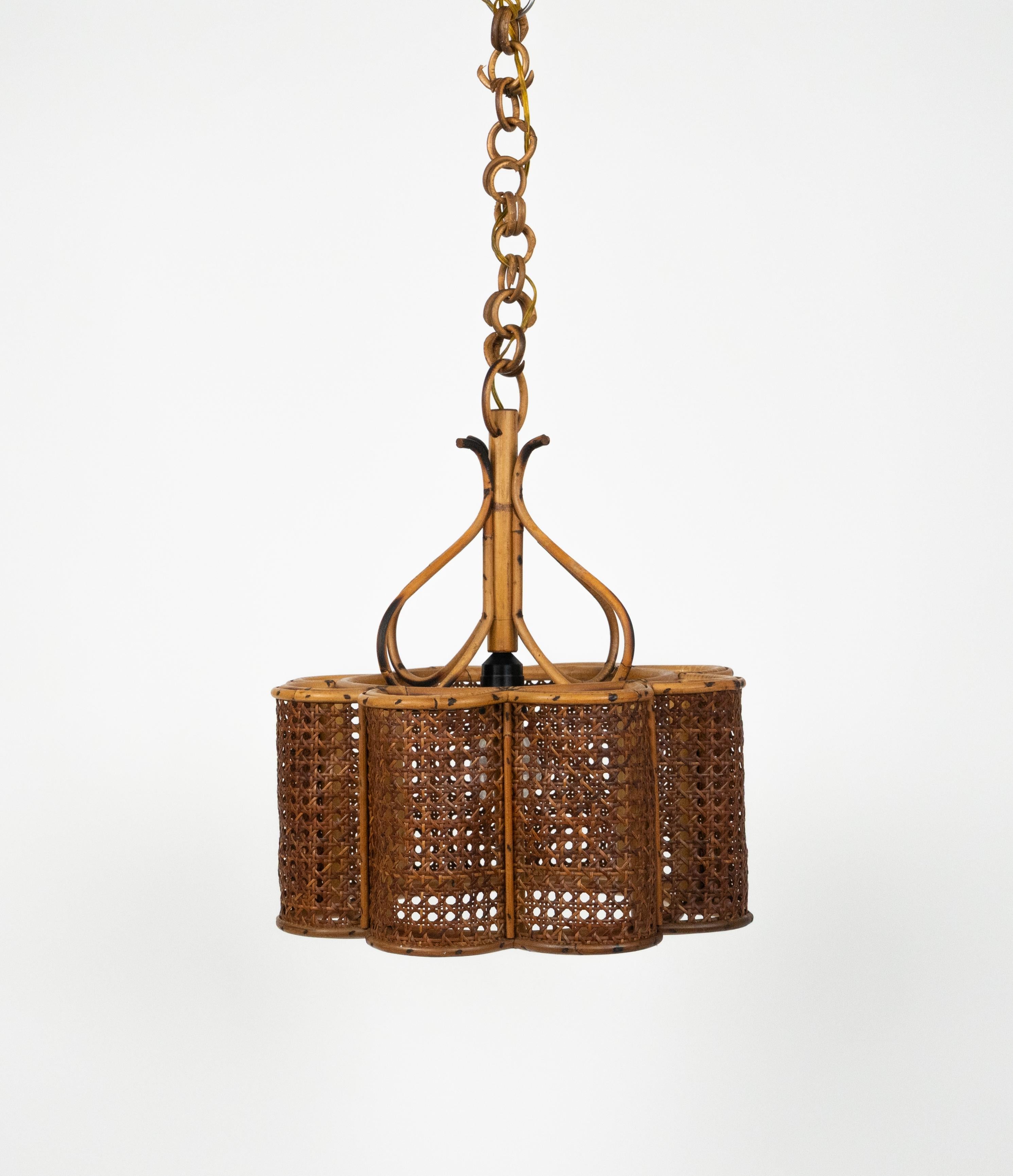 Mid-Century moderno Lampadario Costa Azzurra del Medioevo Rattan e vimini, Italia 1960 in vendita