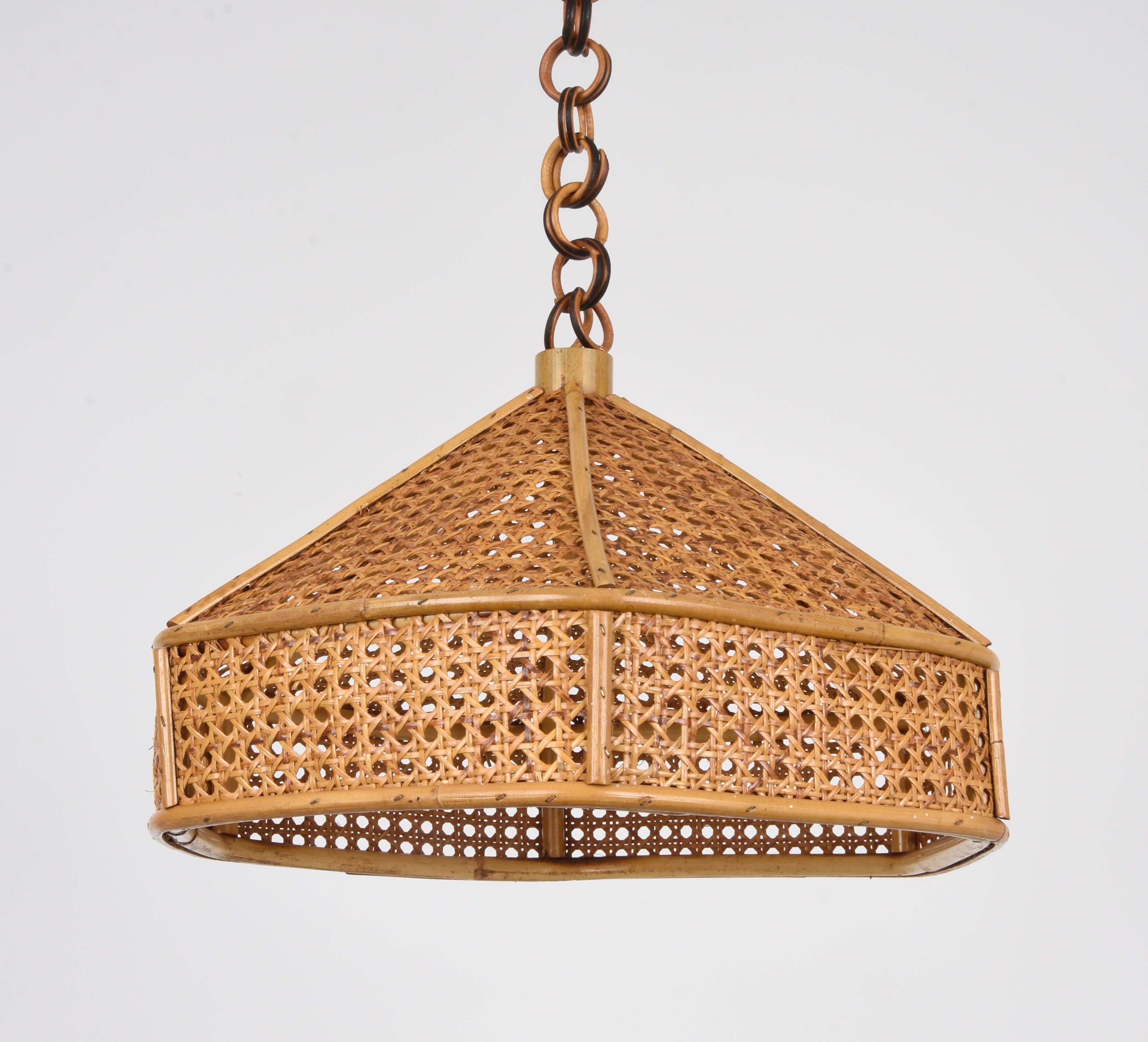 Midcentury French Riviera Chapel Rattan and Wicker Italian Chandelier, 1960s In Good Condition In Roma, IT