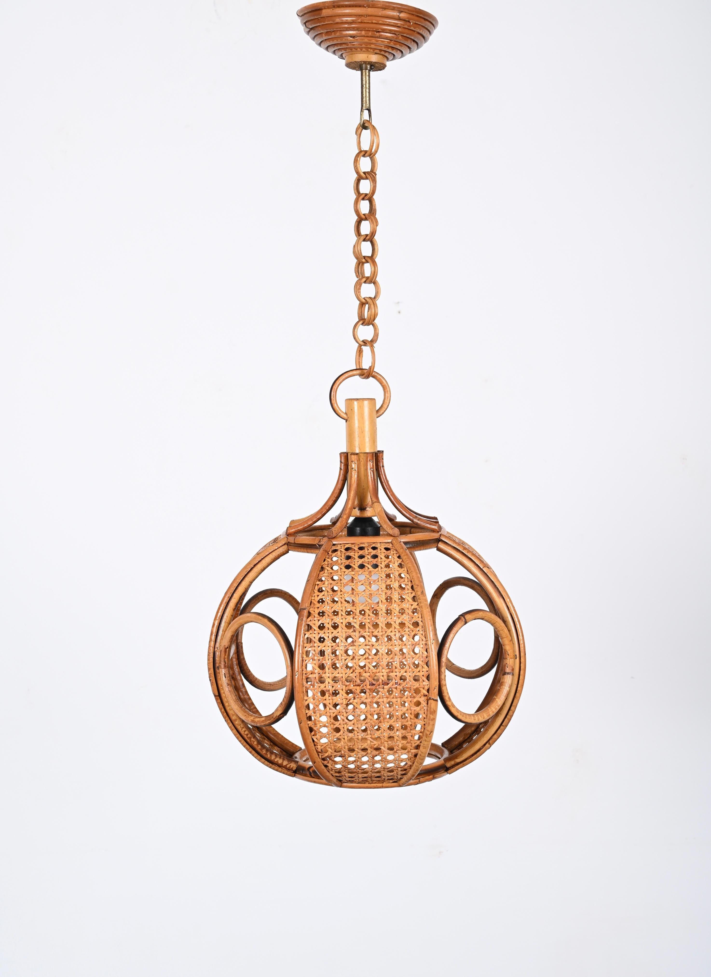 Midcentury French Riviera Chapel Rattan and Wicker Italian Chandelier, 1960s In Good Condition For Sale In Roma, IT