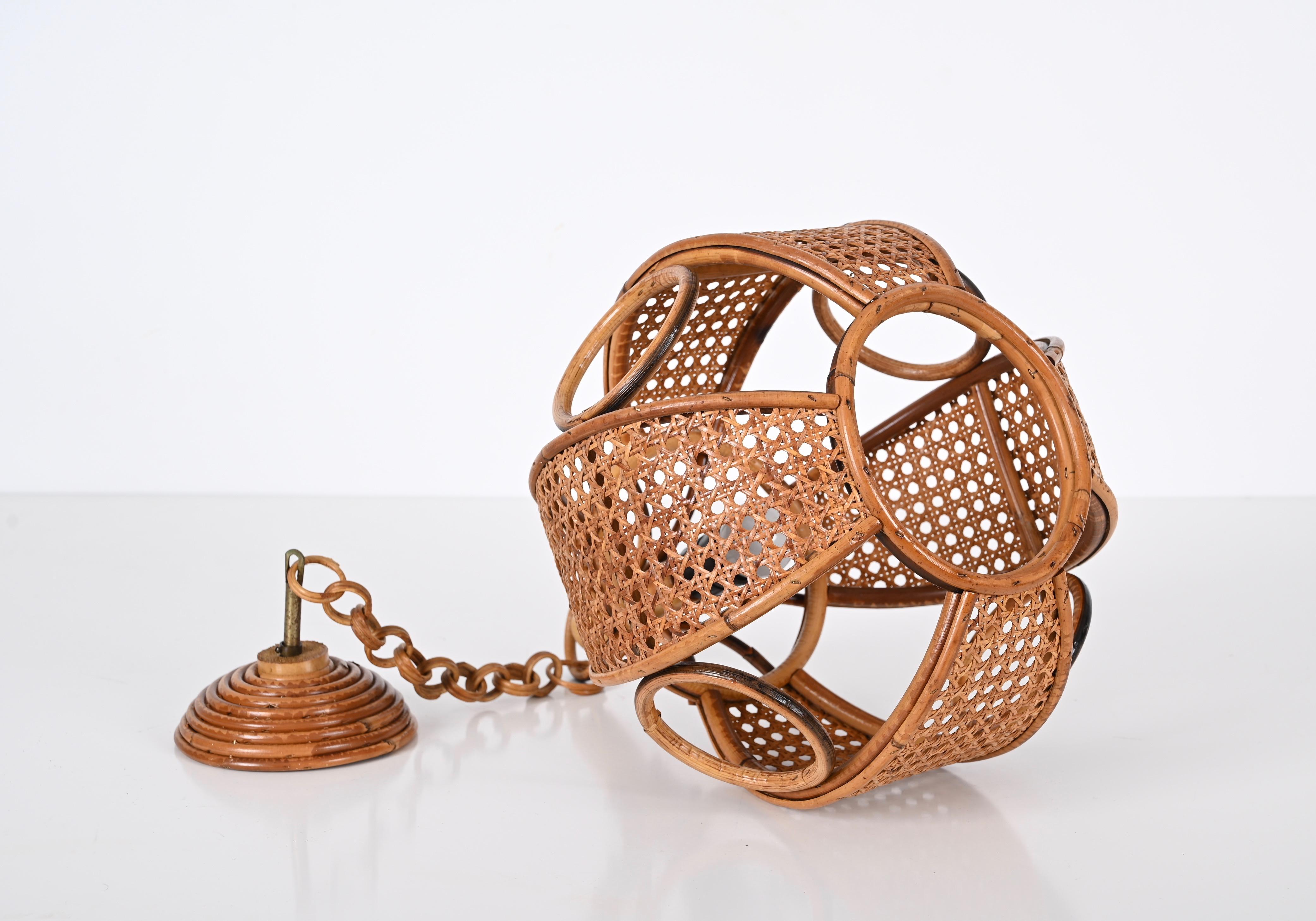 Lampadario italiano di metà secolo in rattan e vimini della Costa Azzurra, anni '60 In condizioni buone in vendita a Roma, IT