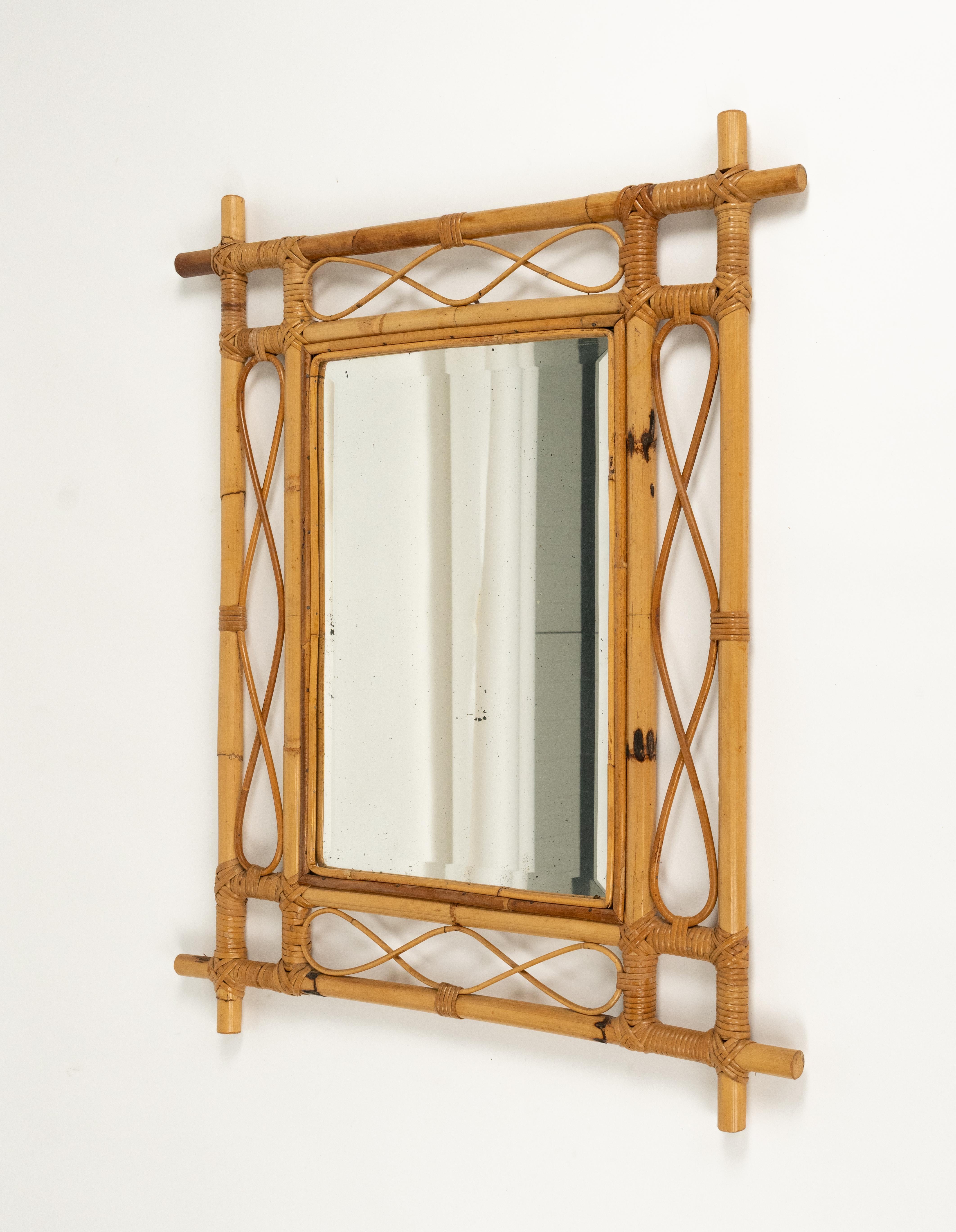 Midcentury French Riviera Gebogener Wandspiegel aus Bambus und Rattan, Italien 1960er Jahre (Mitte des 20. Jahrhunderts) im Angebot