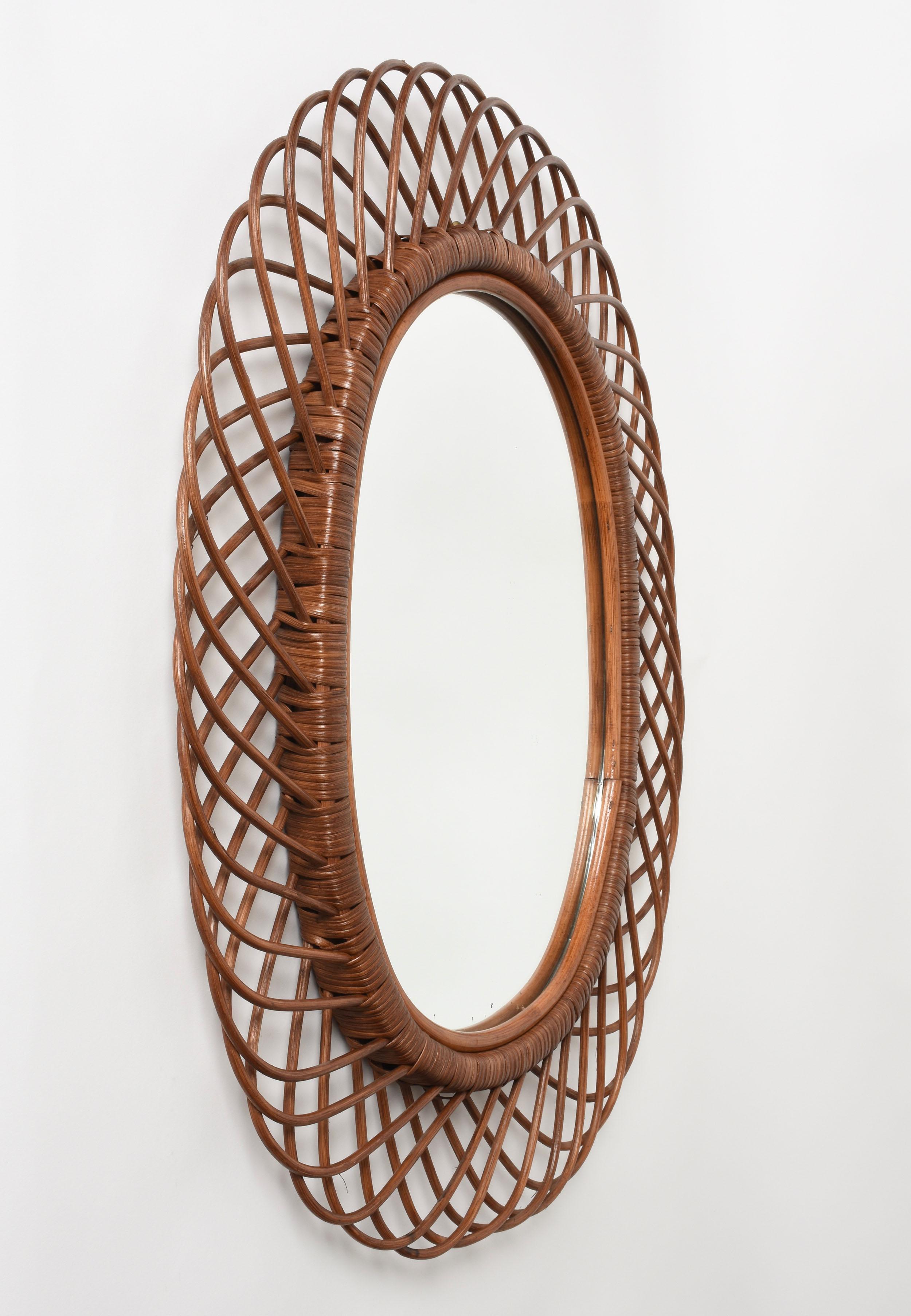 Midcentury French Riviera Curved Rattan and Bamboo Italian Oval Mirror, 1960s In Good Condition In Roma, IT