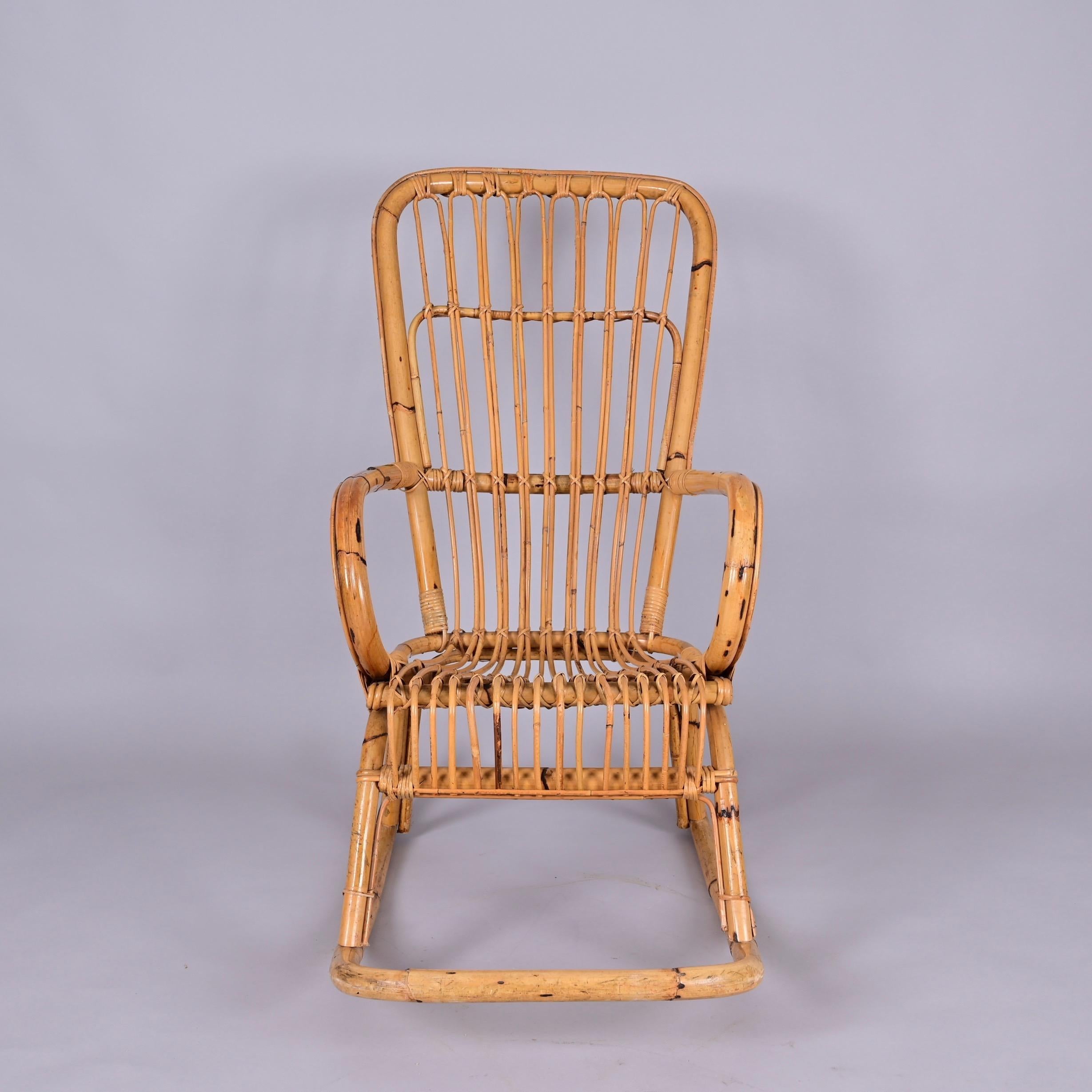 Chaise à bascule italienne de la Côte d'Azur du milieu du siècle en rotin incurvé et bambou, 1970 en vente 8