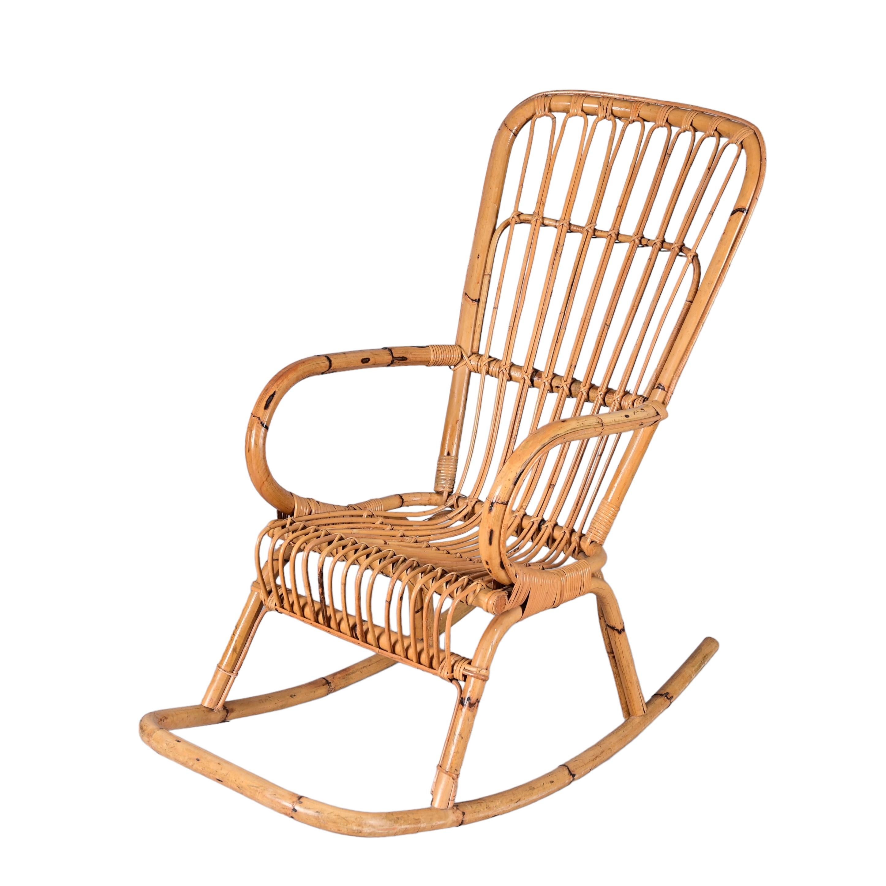 Elegant fauteuil à bascule de la Riviera française du milieu du siècle en rotin et bambou. Cette pièce fantastique a été conçue et fabriquée en Italie dans les années 1970.

Cette chaise est unique car elle présente des proportions parfaites : la