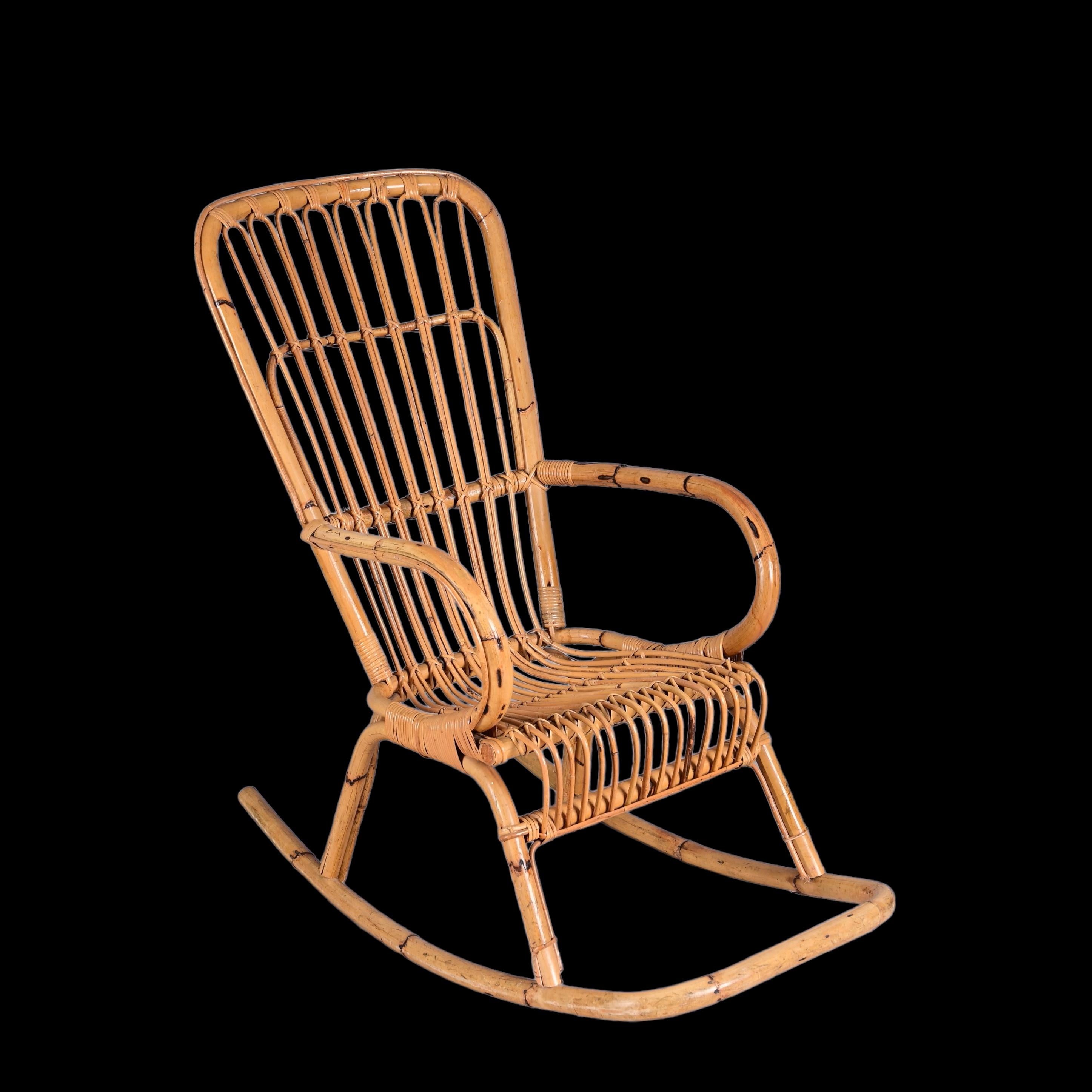 Mid-Century Modern Chaise à bascule italienne de la Côte d'Azur du milieu du siècle en rotin incurvé et bambou, 1970 en vente
