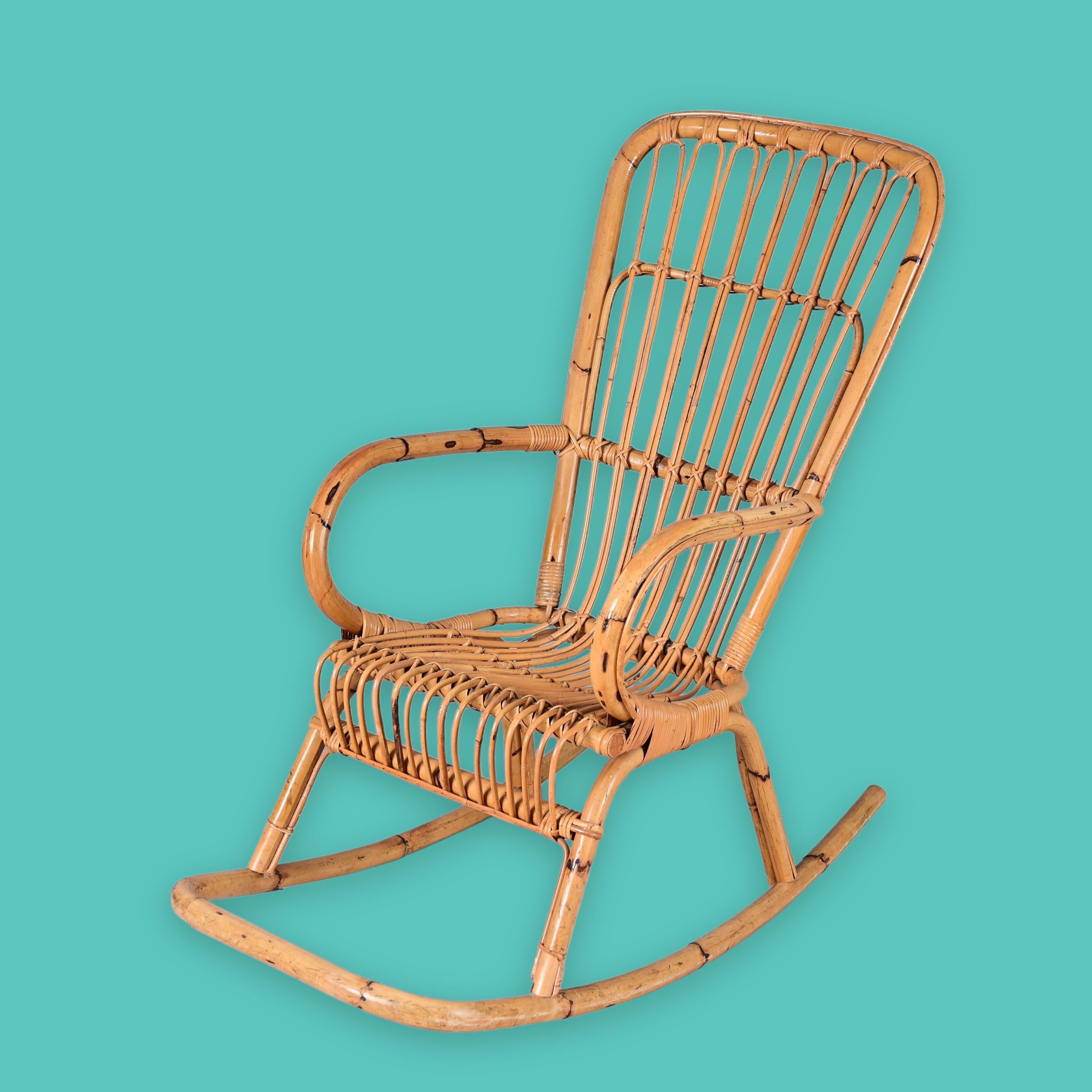 20ième siècle Chaise à bascule italienne de la Côte d'Azur du milieu du siècle en rotin incurvé et bambou, 1970 en vente