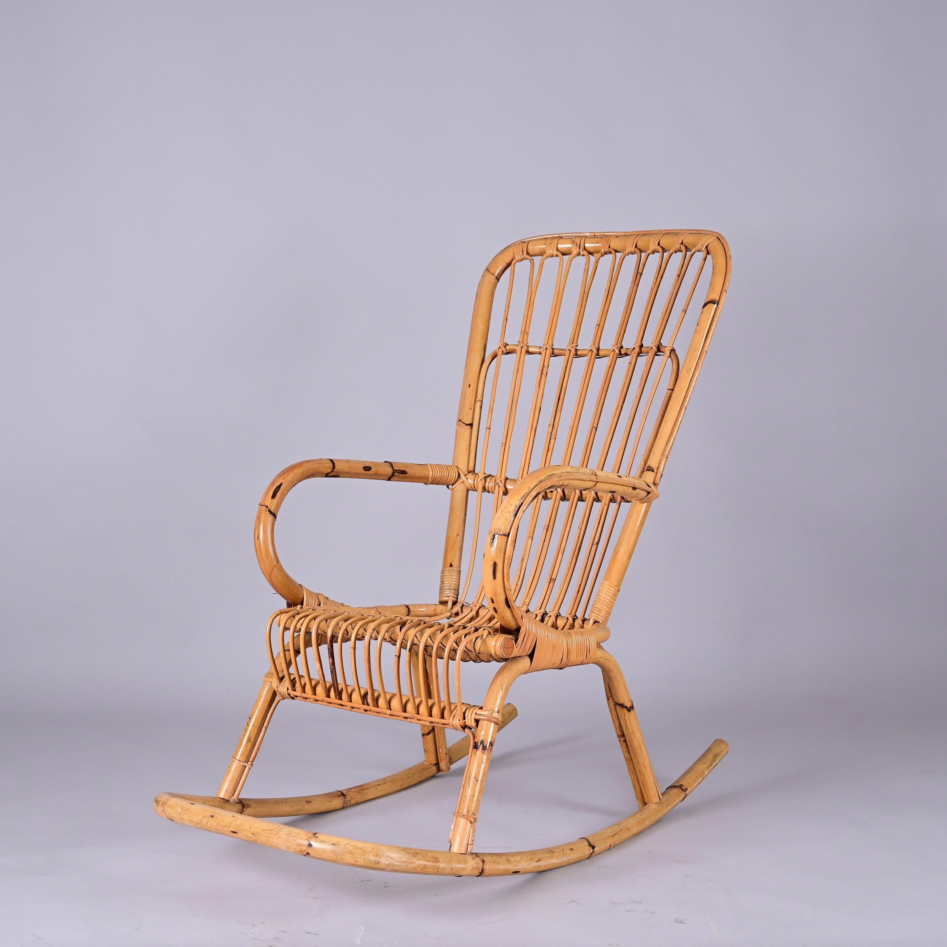 Mid-Century French Riviera Curved Rattan and Bamboo Italian Rocking Chair, 1970s In Good Condition For Sale In Roma, IT