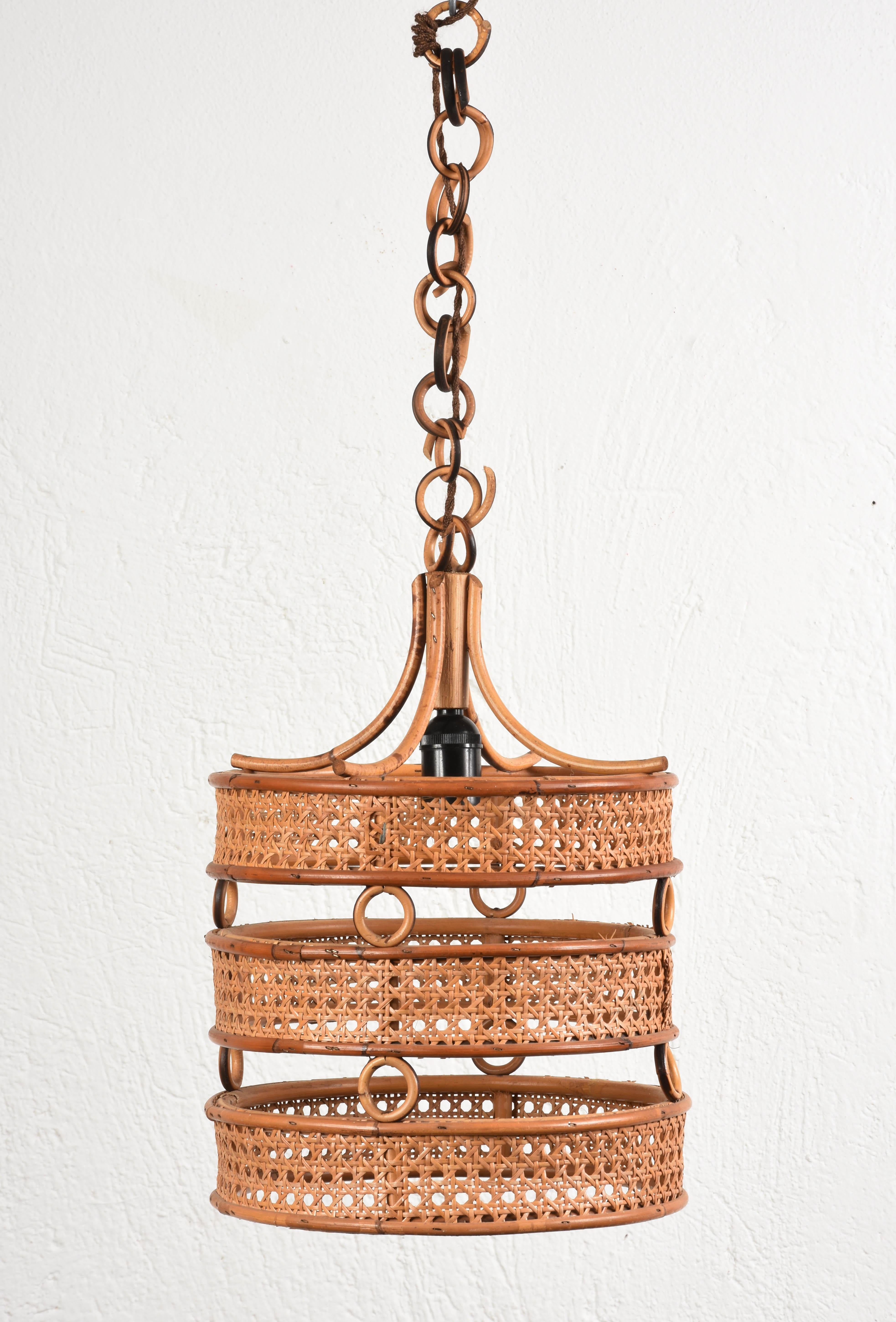 Wonderful rattan pendant chandelier in French riviera style, produced in Italy during the 1960s.

Its design is attributed to Franco Albini, a master designer who loved the use of rattan to create wonderful pieces.

This chandelier is perfect