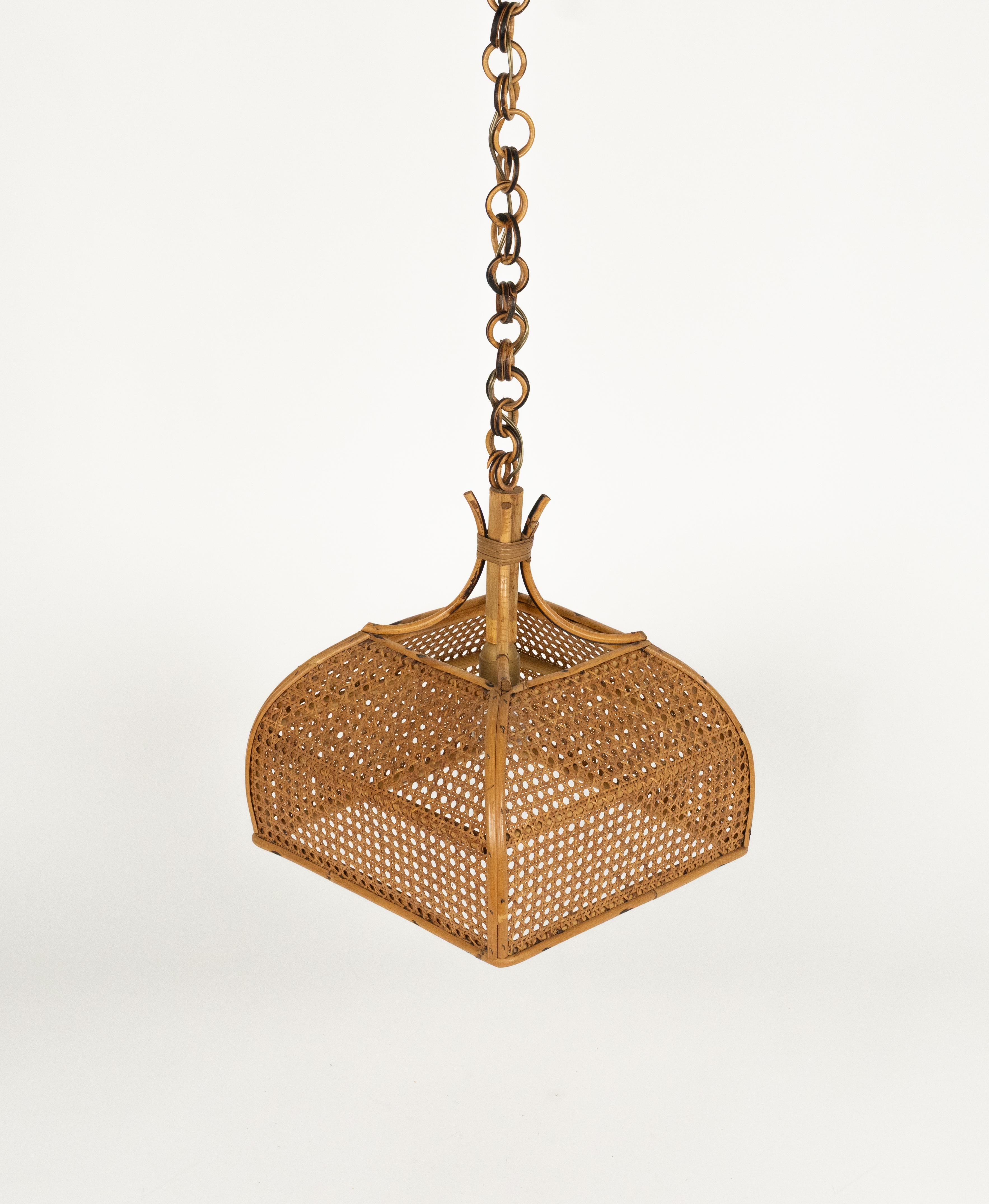 Lampadario artigianale della Costa Azzurra del Medioevo in rattan e vimini, Italia 1960 in vendita 2