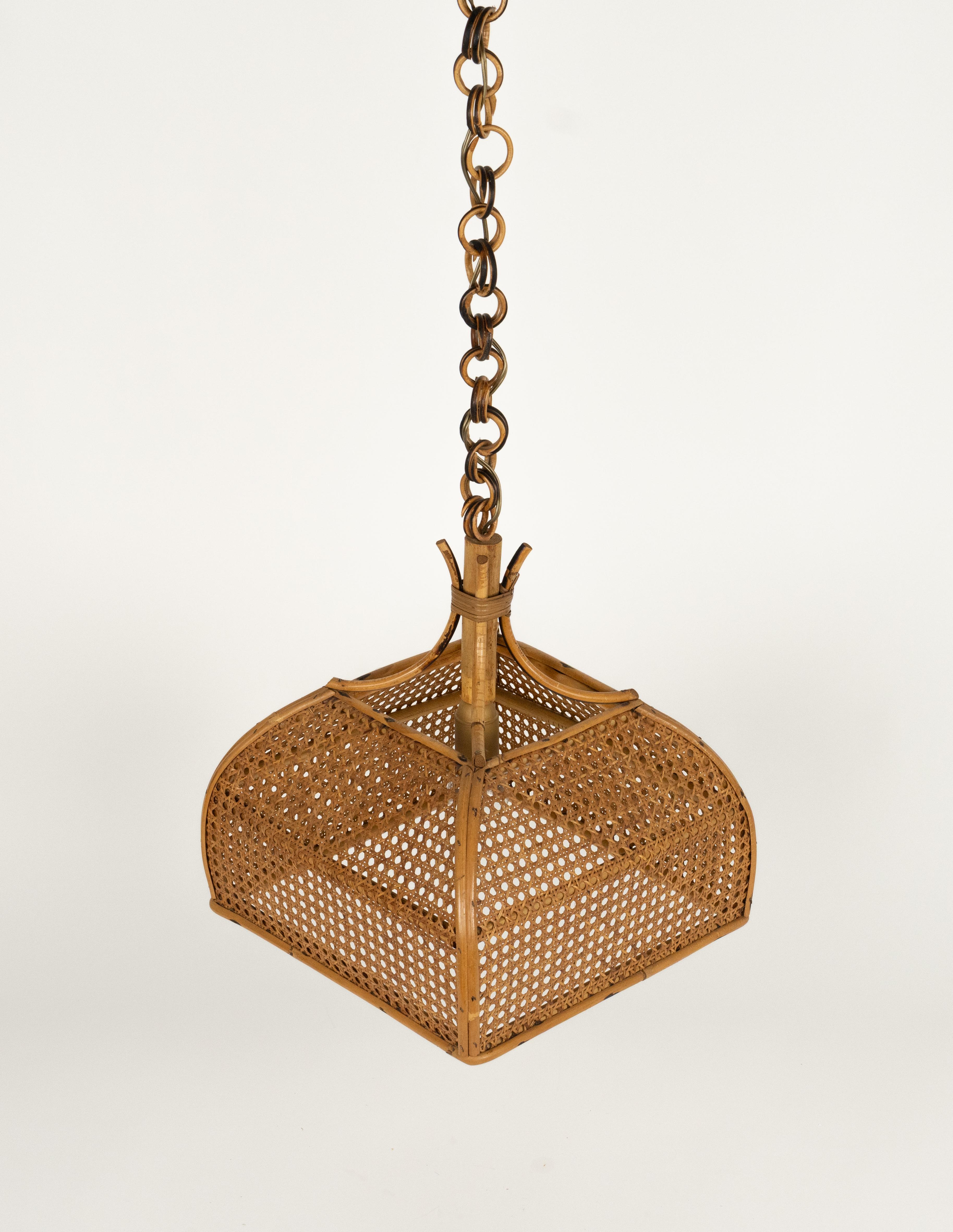 Lampadario artigianale della Costa Azzurra del Medioevo in rattan e vimini, Italia 1960 in vendita 3