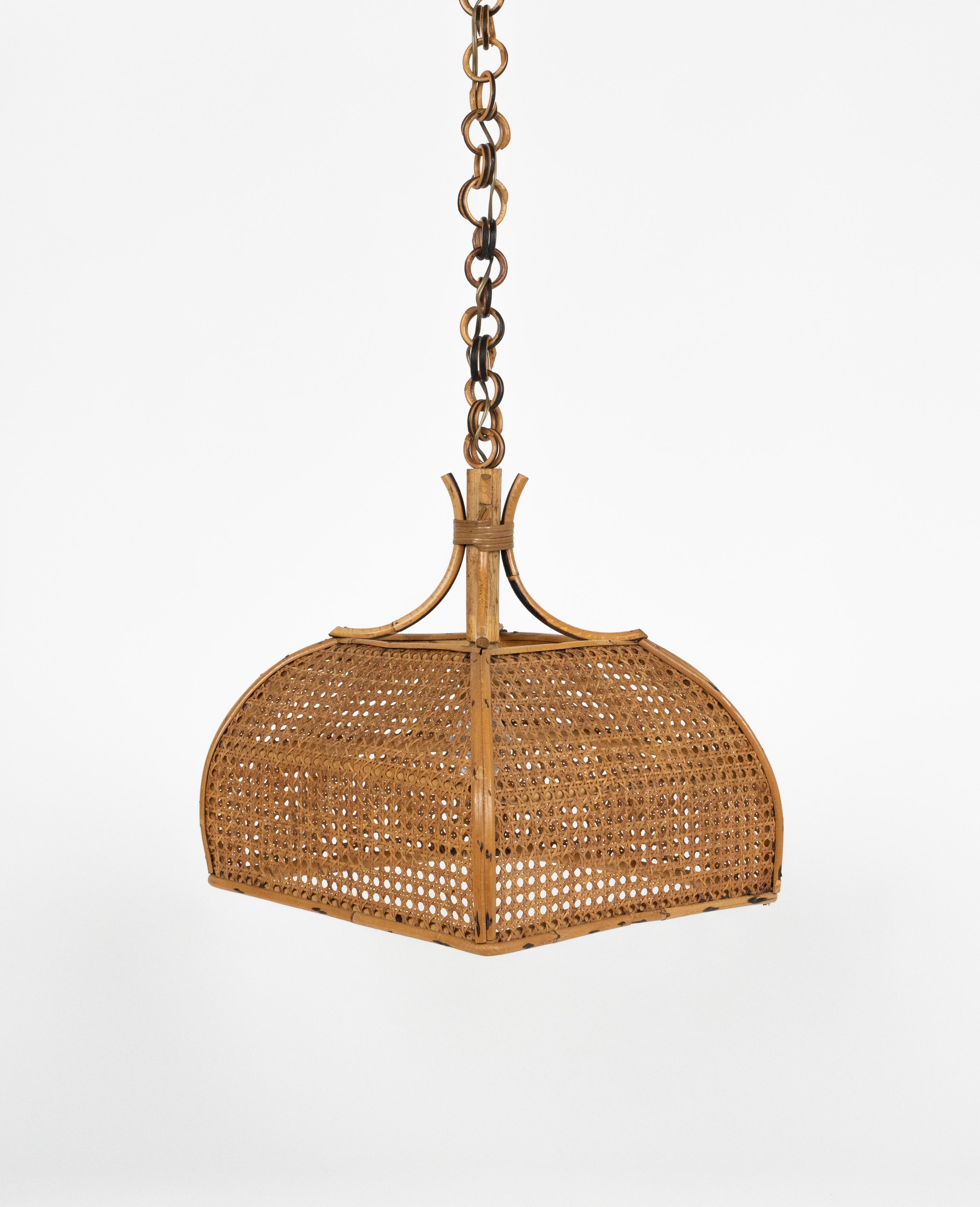 Bellissimo lampadario di metà secolo realizzato a mano in rattan e vimini con catena con maglie rotonde in rattan che possono essere accorciate per regolarlo all'altezza desiderata.

Prodotto in Italia negli anni '1960.

Nuovo impianto elettrico,