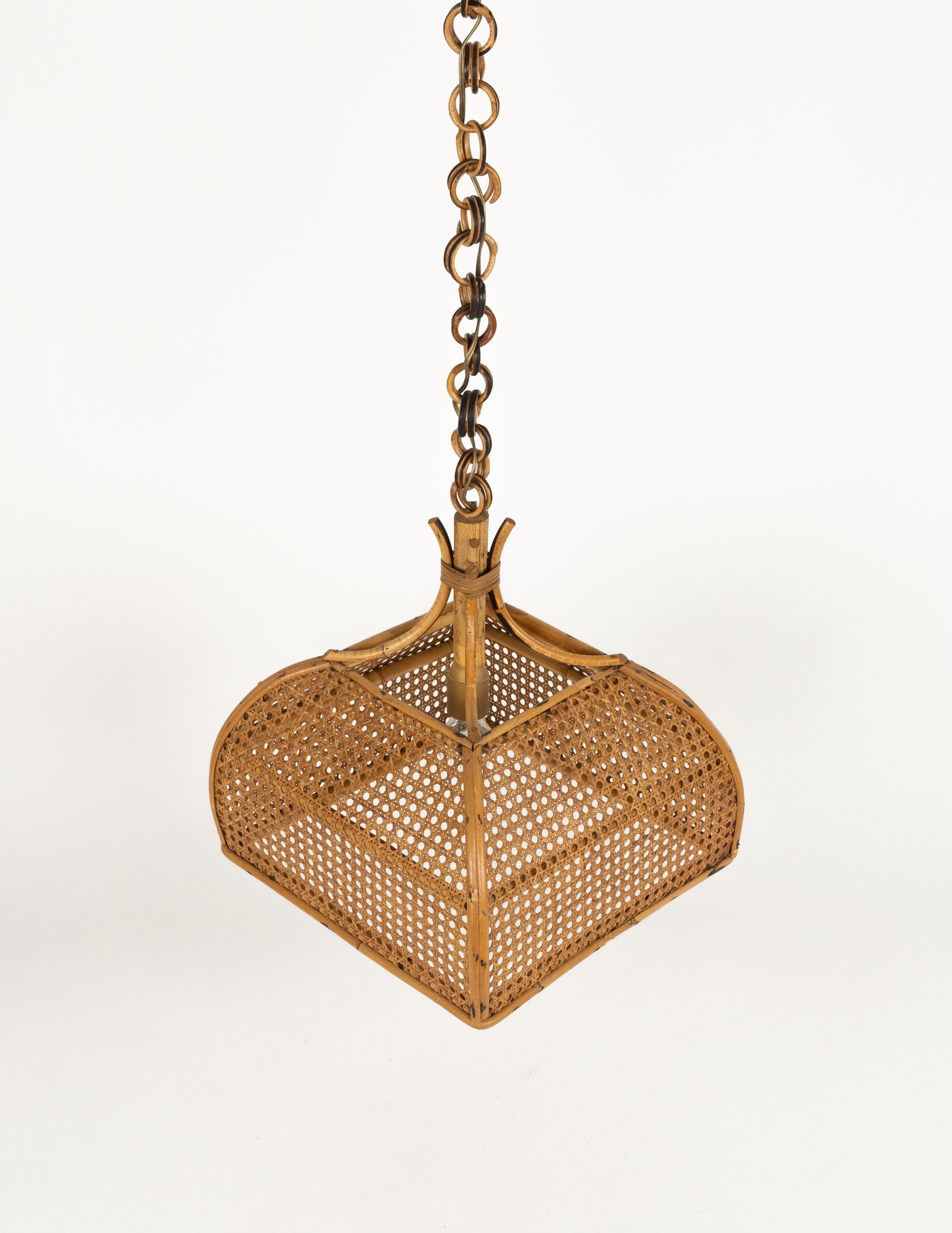 Mid-Century moderno Lampadario artigianale della Costa Azzurra del Medioevo in rattan e vimini, Italia 1960 in vendita