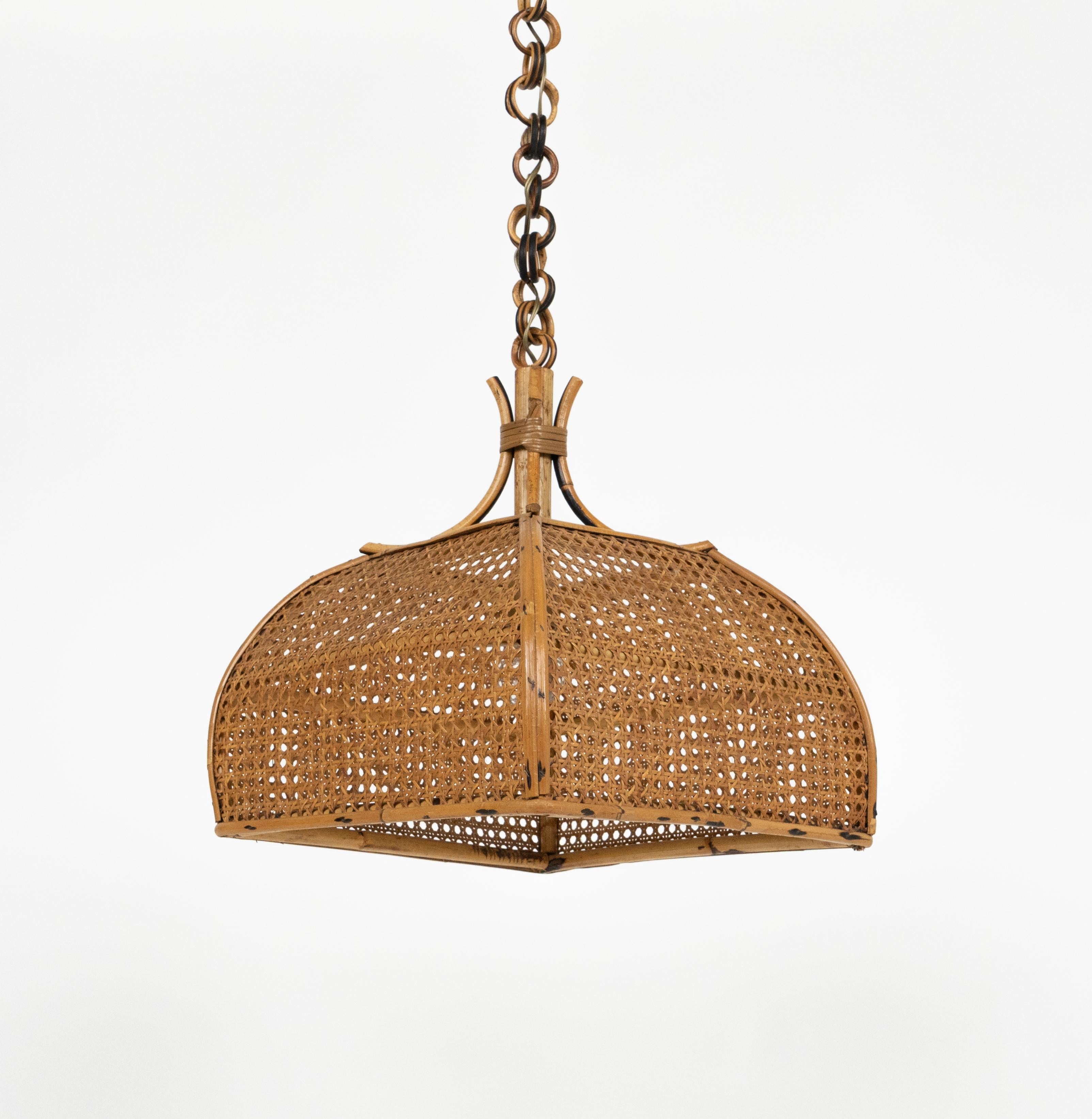 Italiano Lampadario artigianale della Costa Azzurra del Medioevo in rattan e vimini, Italia 1960 in vendita