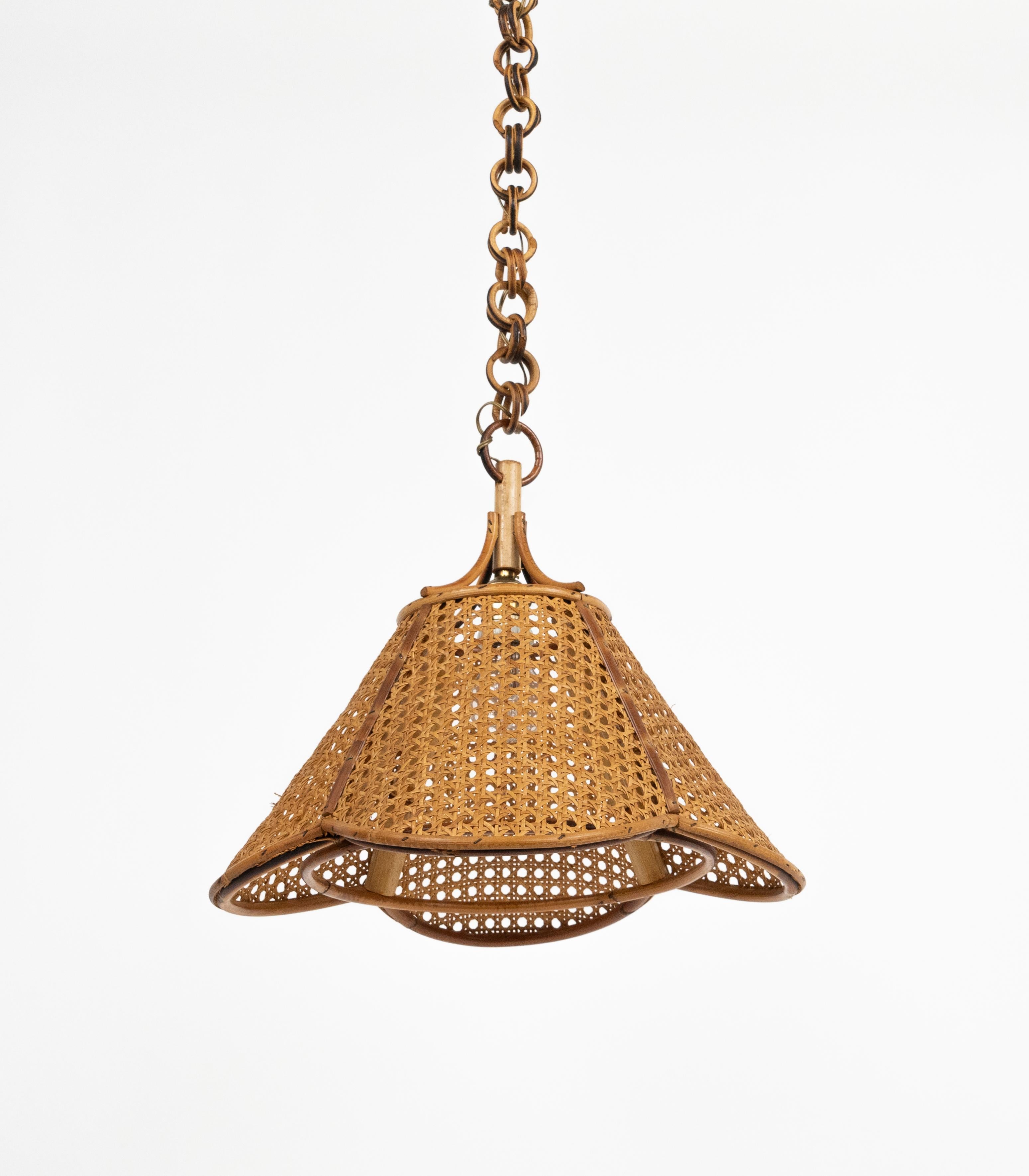 Midcentury French Riviera Hand-Crafted Chandelier Rattan and Wicker, Italy 1960s In Good Condition For Sale In Rome, IT
