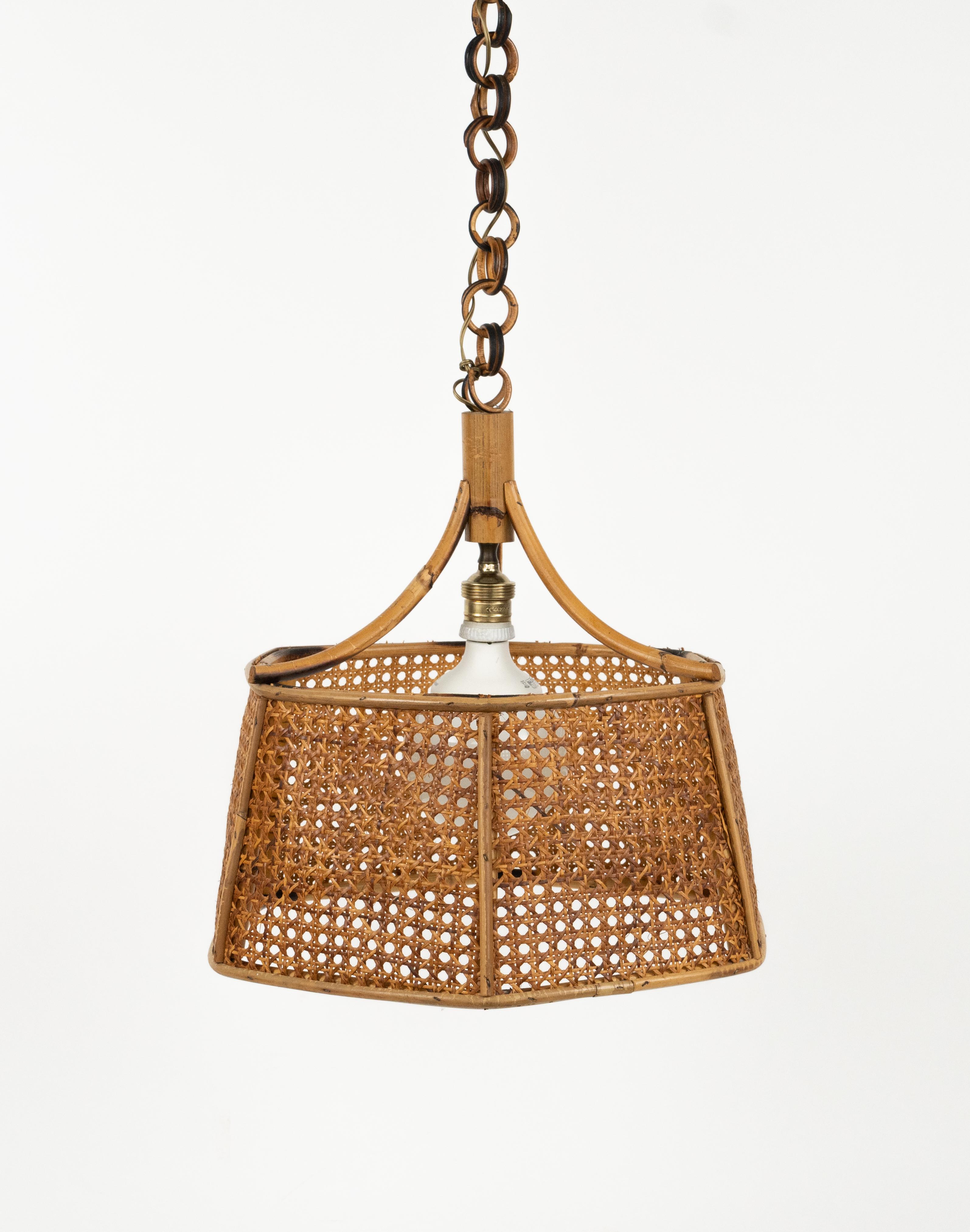Midcentury French Riviera Hand-Crafted Chandelier Rattan and Wicker, Italy 1960s In Good Condition For Sale In Rome, IT