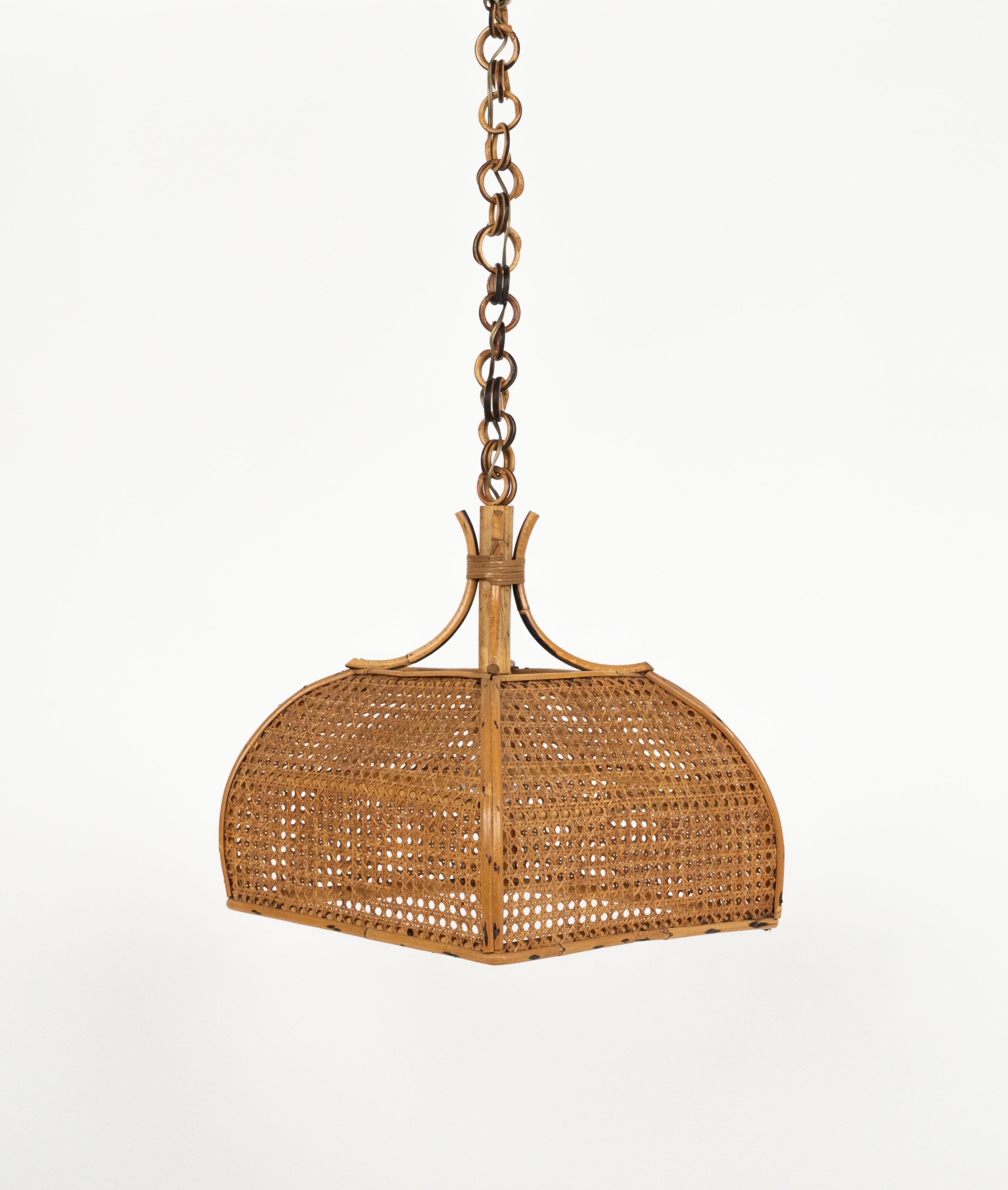 Fatto a mano Lampadario artigianale della Costa Azzurra del Medioevo in rattan e vimini, Italia 1960 in vendita