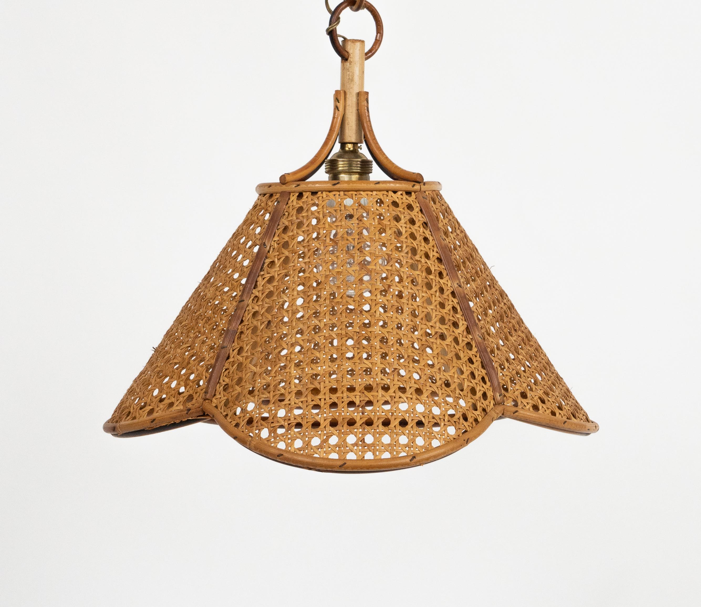 Bamboo Midcentury French Riviera Hand-Crafted Chandelier Rattan and Wicker, Italy 1960s For Sale