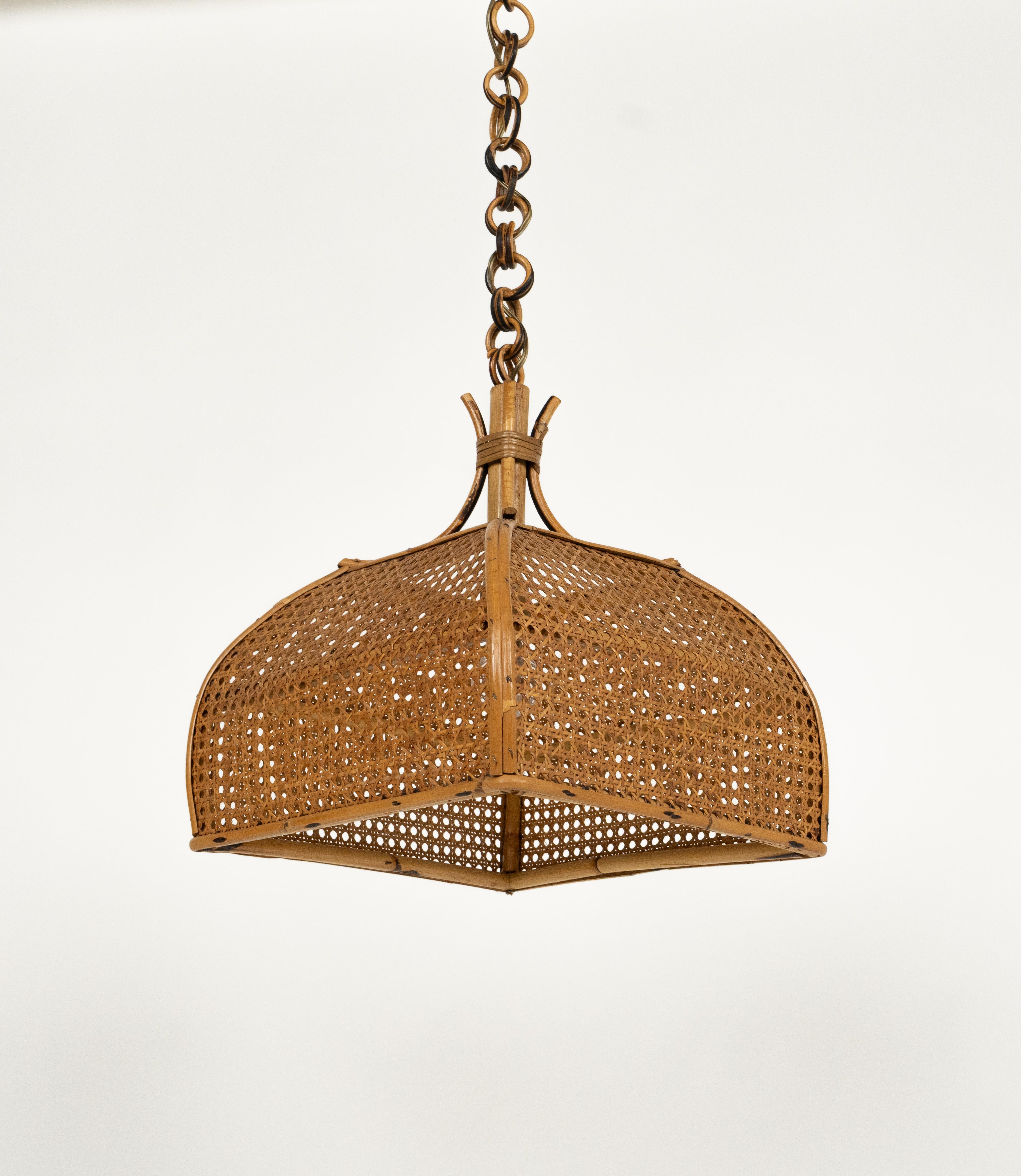 Metà XX secolo Lampadario artigianale della Costa Azzurra del Medioevo in rattan e vimini, Italia 1960 in vendita